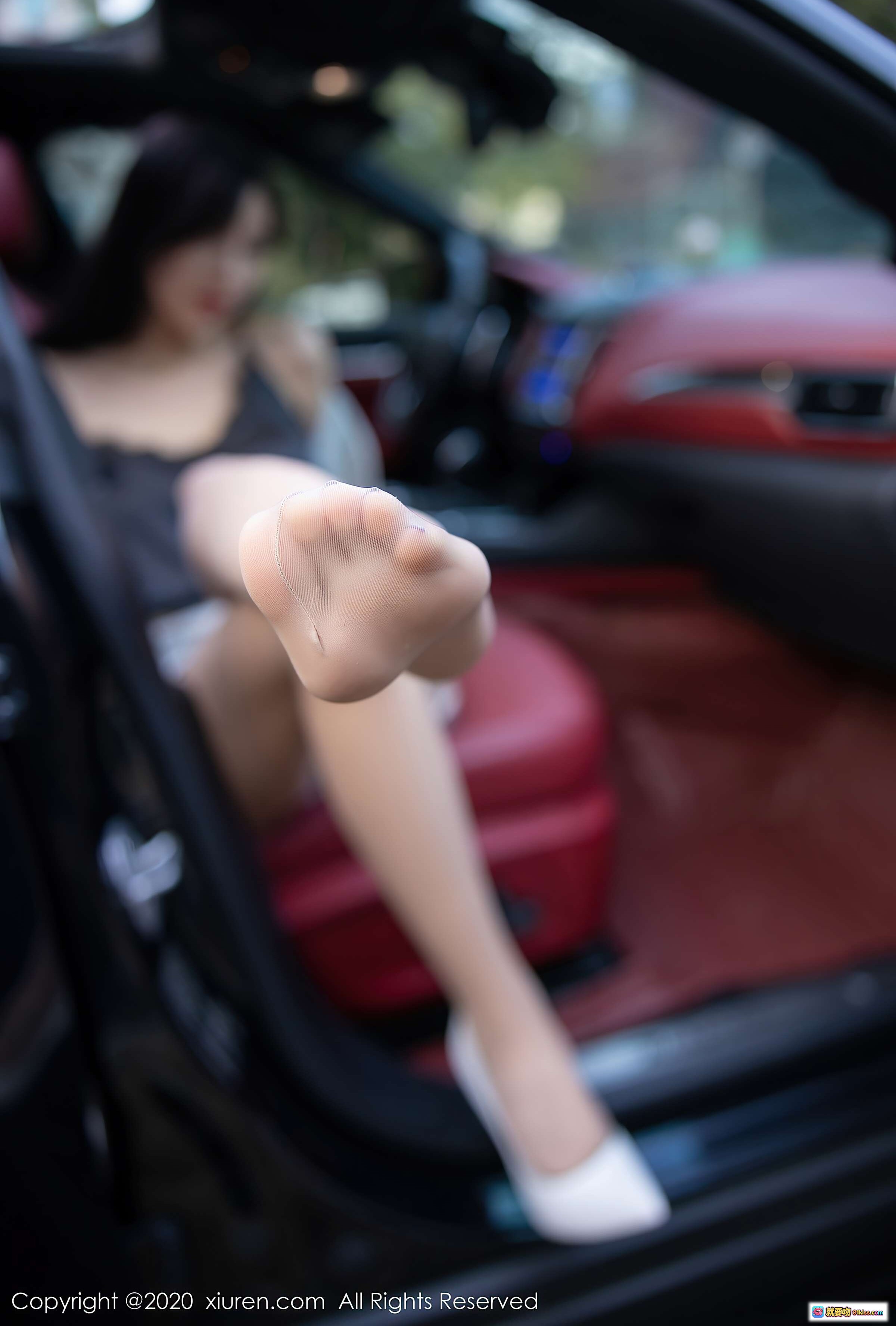 图片[9] - 杨晨晨sugar优雅坐姿豪车写真｜灰色西装短裙白高跟｜玛莎拉蒂内饰红座椅｜秀人网2020高清摄影 - 就要吻