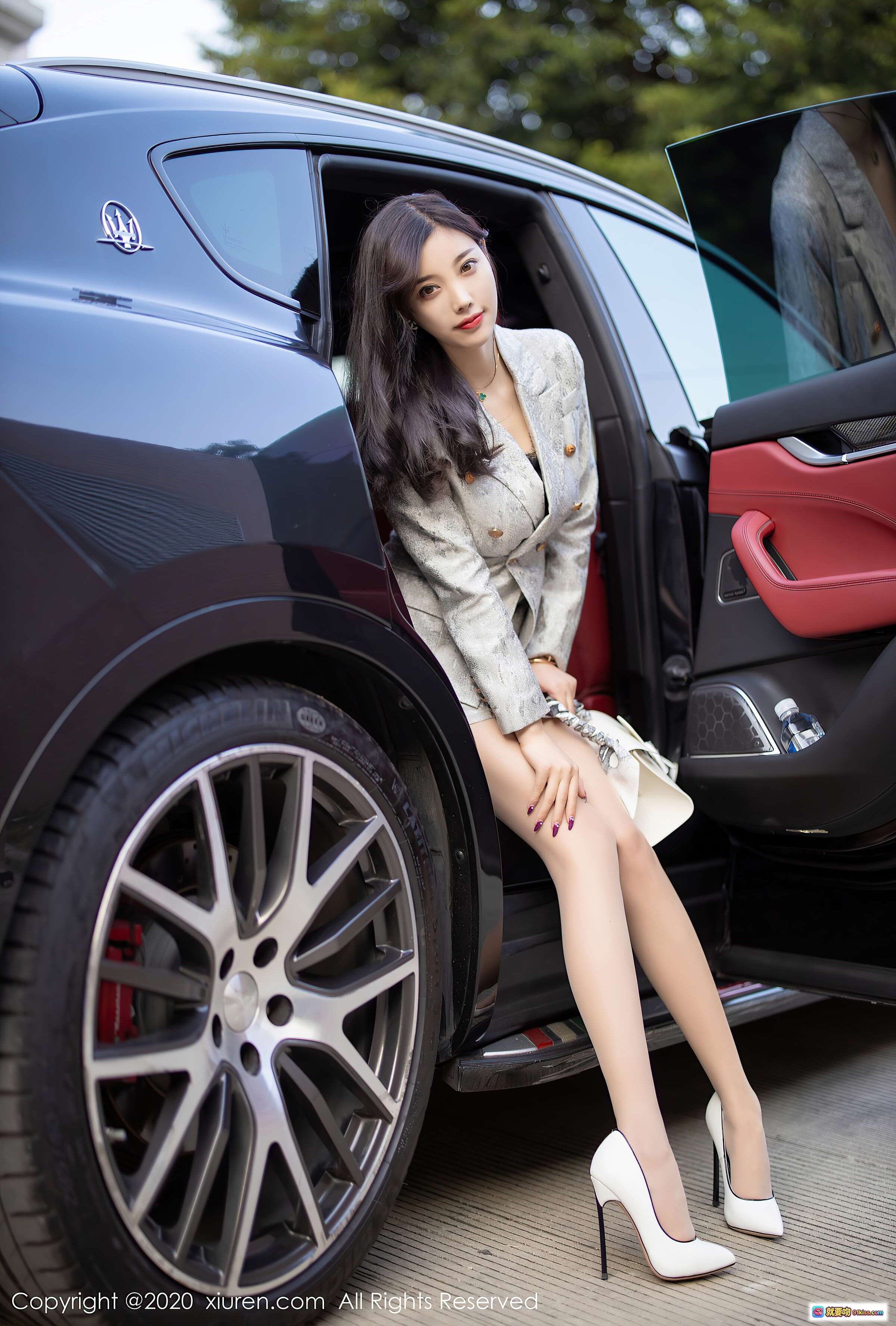 图片[10] - 杨晨晨sugar优雅坐姿豪车写真｜灰色西装短裙白高跟｜玛莎拉蒂内饰红座椅｜秀人网2020高清摄影 - 就要吻