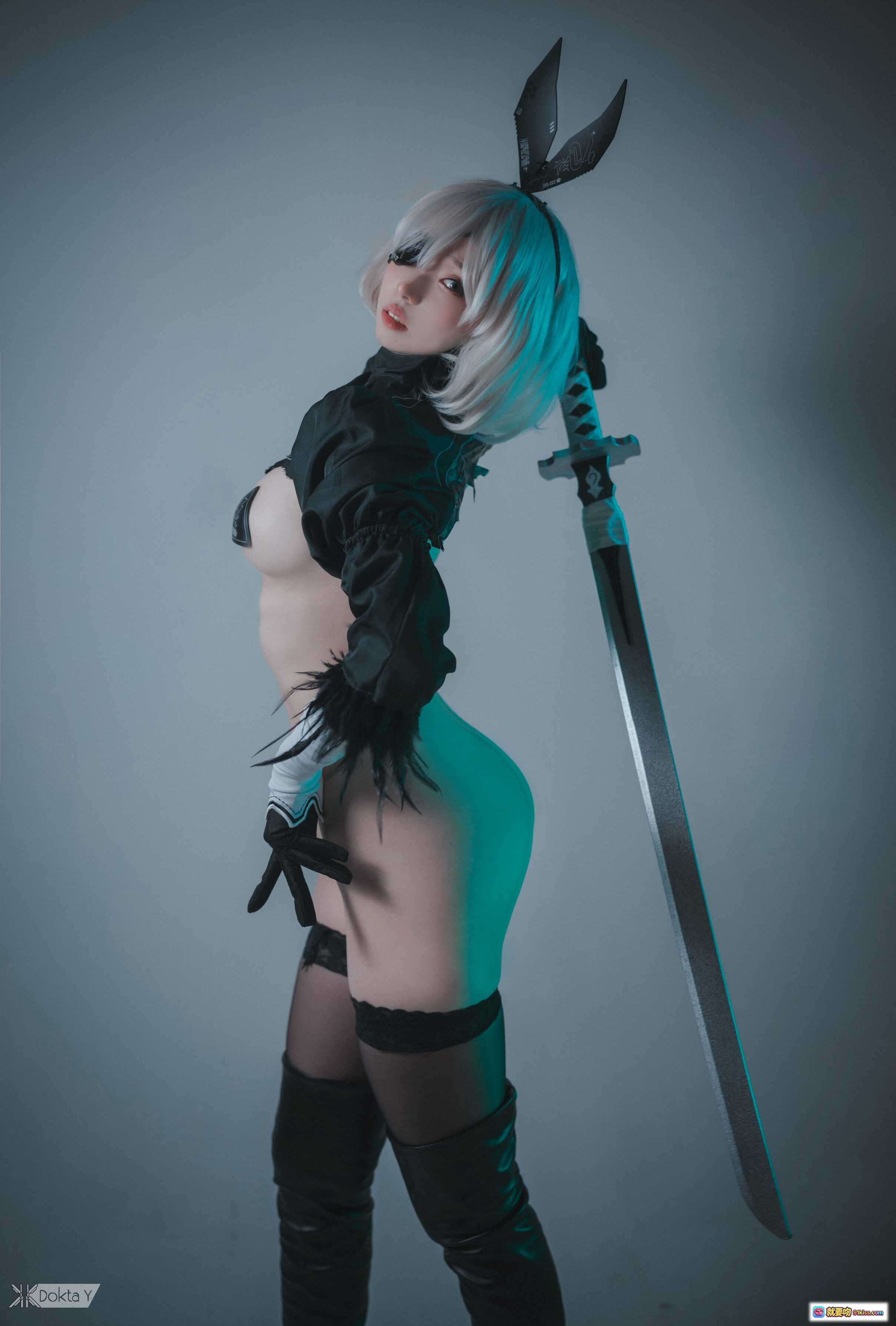 图片[3] - Bambi DJAWA 2B Nier La Rose Noire Ver Cosplay 黑丝长靴武士刀 紫发兔耳性感写真 蓝粉霓虹光影艺术照 - 就要吻
