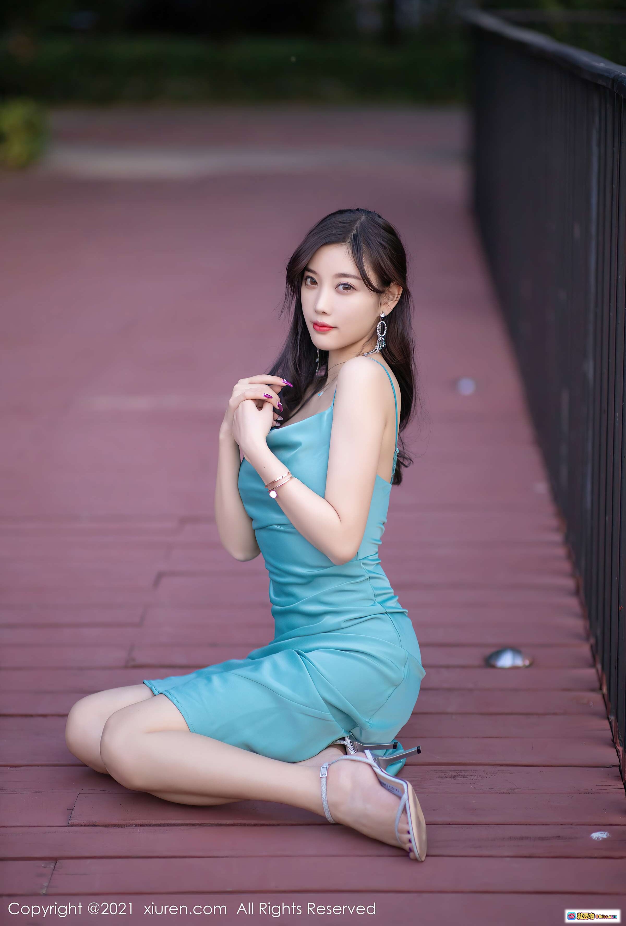 图片[1] - 杨晨晨sugar蓝裙写真｜秀人网2021精选｜优雅坐姿户外人像｜高清美图67P - 就要吻