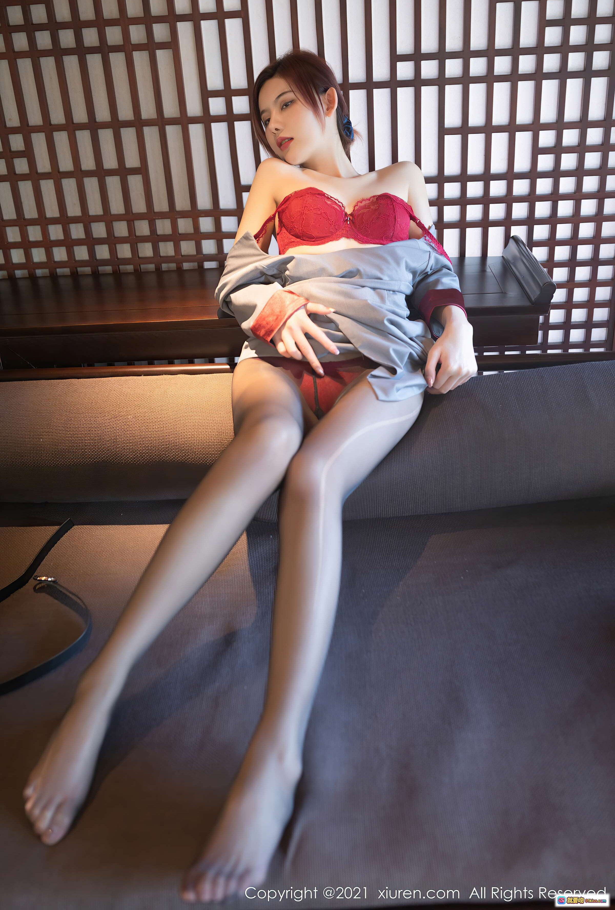 图片[6] - 阿朱性感写真：灰色短裙+黑丝高跟+日式屏风背景，优雅坐姿尽显美腿魅力 - 就要吻