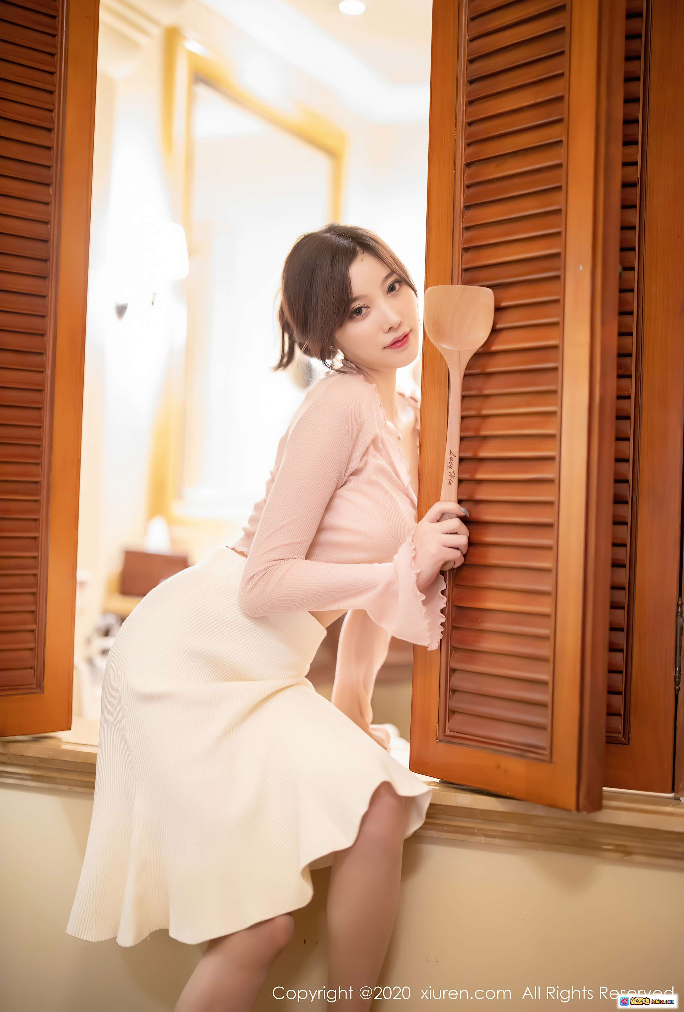 图片[5] - 杨晨晨sugar粉色针织衫搭配米白长裙 欧式铁艺阳台写真 优雅温柔风少女摄影大片 - 就要吻