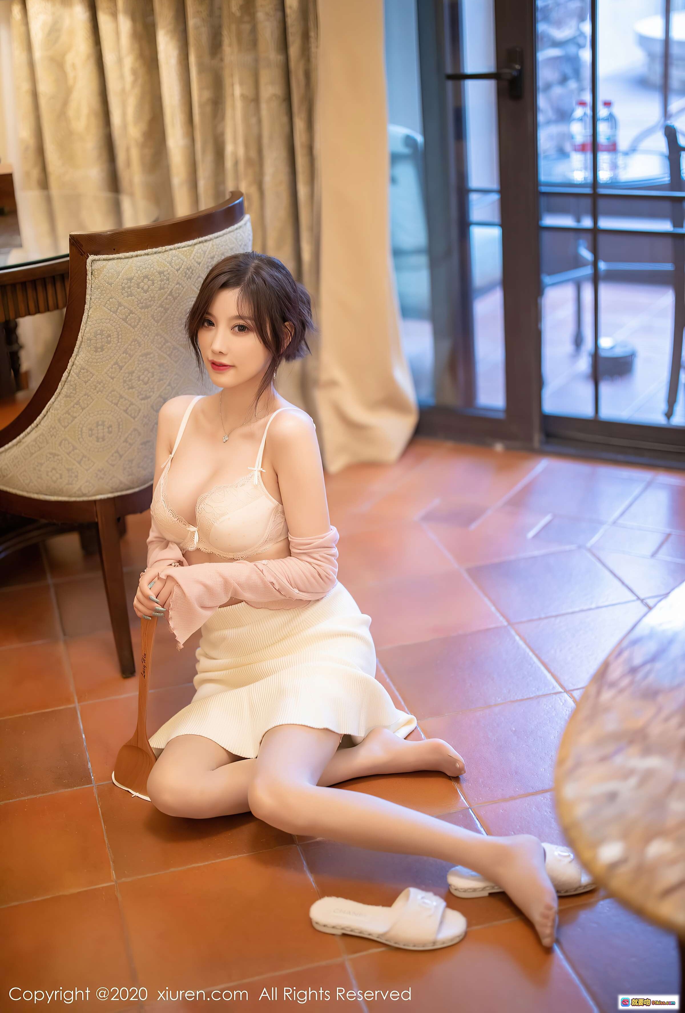 图片[6] - 杨晨晨sugar粉色针织衫搭配米白长裙 欧式铁艺阳台写真 优雅温柔风少女摄影大片 - 就要吻