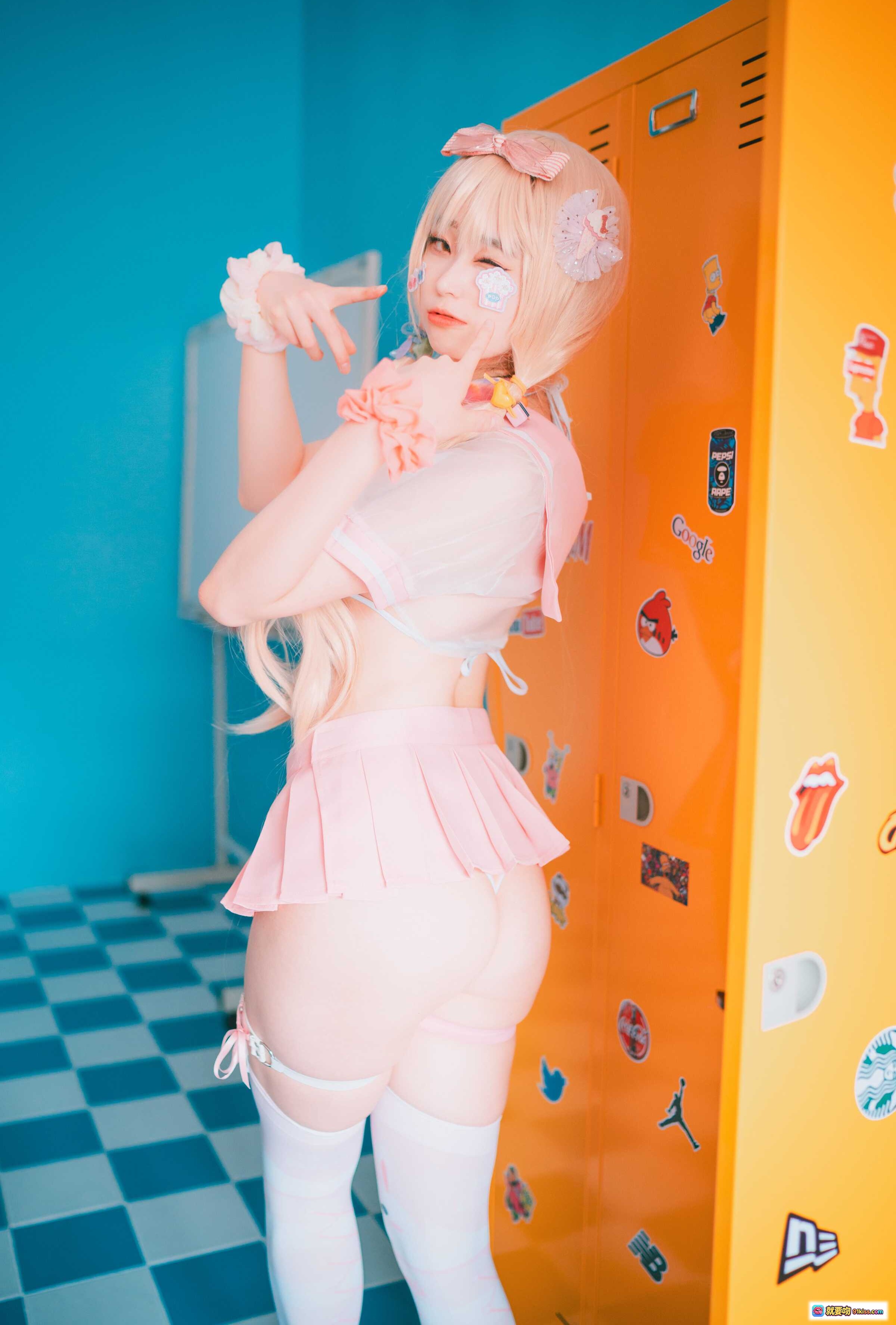 图片[6] - Bambi Sheer Pink Cosplay写真｜粉嫩透明蕾丝裙+双马尾少女风+教室场景+白丝美腿+可爱发饰 - 就要吻