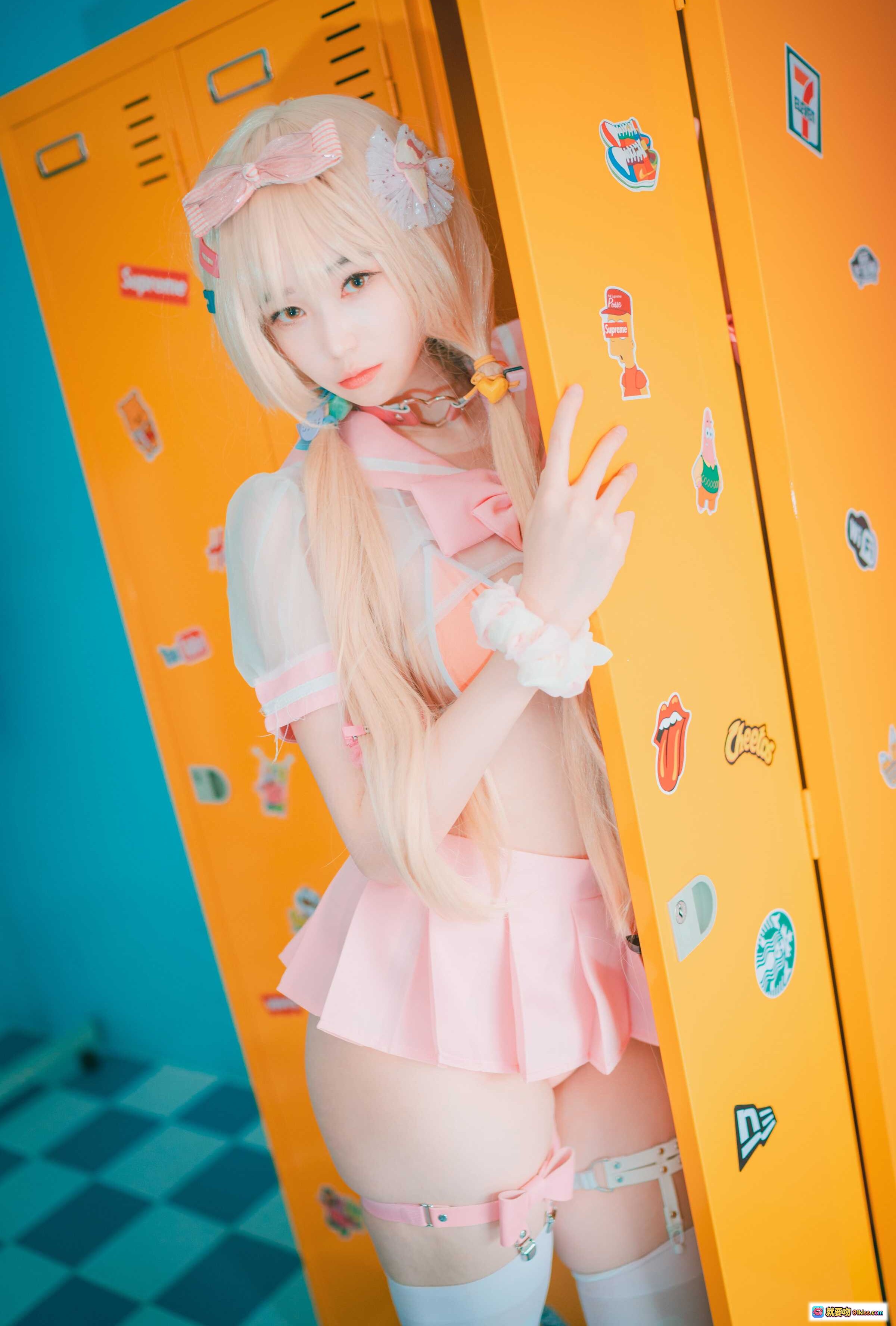 图片[3] - Bambi Sheer Pink Cosplay写真｜粉嫩透明蕾丝裙+双马尾少女风+教室场景+白丝美腿+可爱发饰 - 就要吻