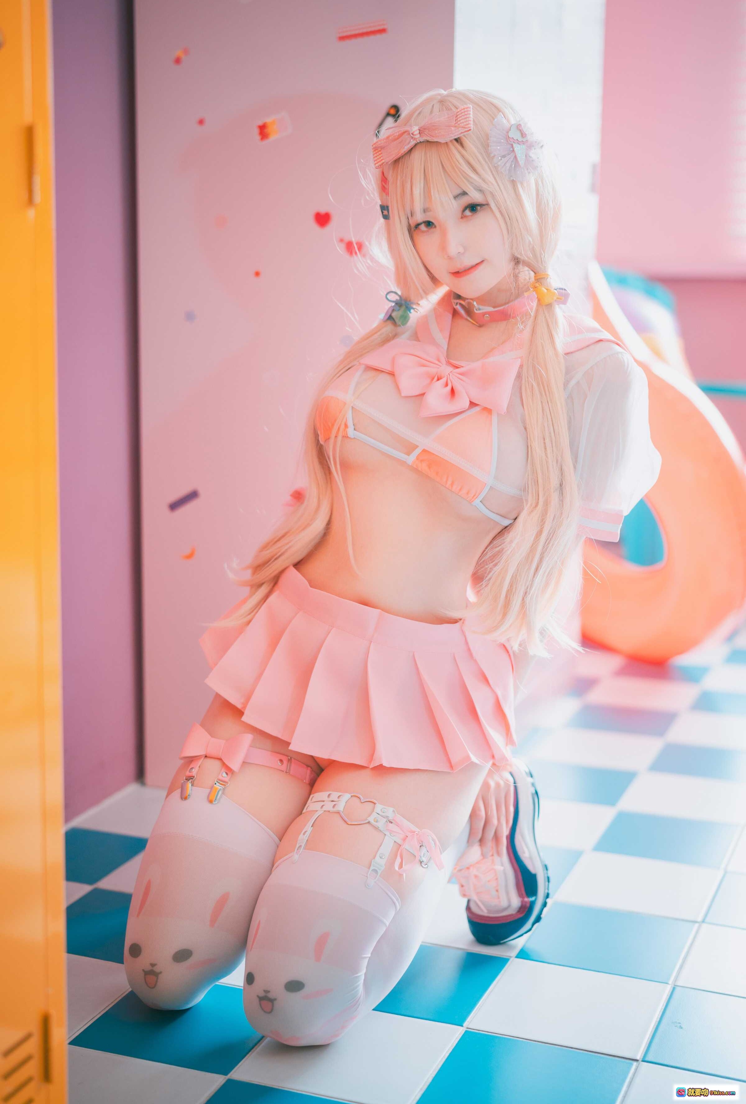 图片[8] - Bambi Sheer Pink Cosplay写真｜粉嫩透明蕾丝裙+双马尾少女风+教室场景+白丝美腿+可爱发饰 - 就要吻