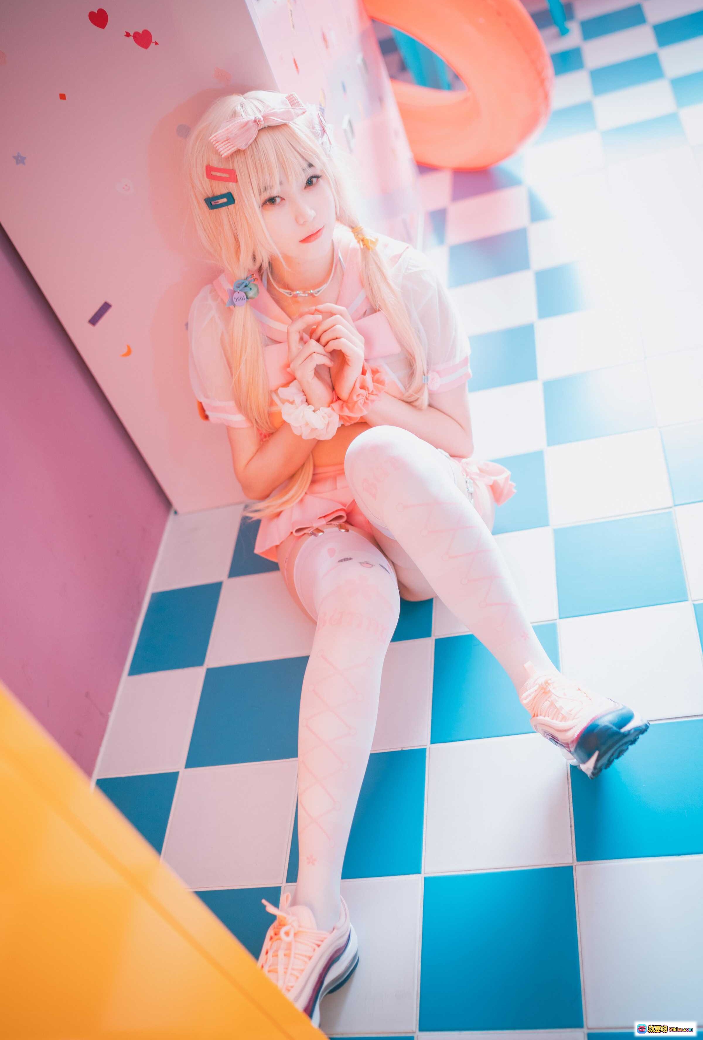 图片[5] - Bambi Sheer Pink Cosplay写真｜粉嫩透明蕾丝裙+双马尾少女风+教室场景+白丝美腿+可爱发饰 - 就要吻