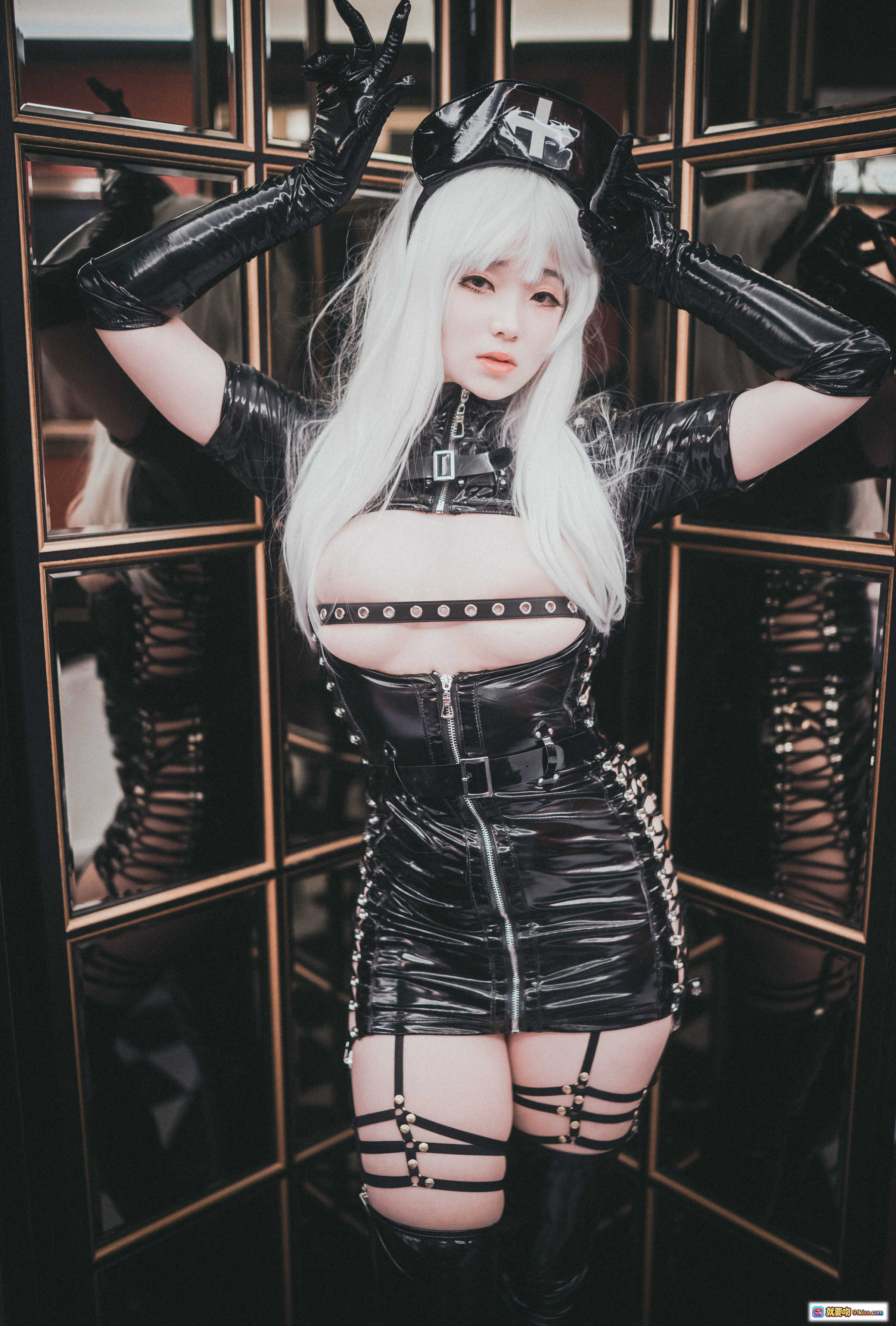 图片[2] - Bambi Poisonous Nurse 黑色乳胶紧身衣 白发角色扮演 高跟长靴 性感束缚装 棋盘格背景 Cosplay写真 - 就要吻