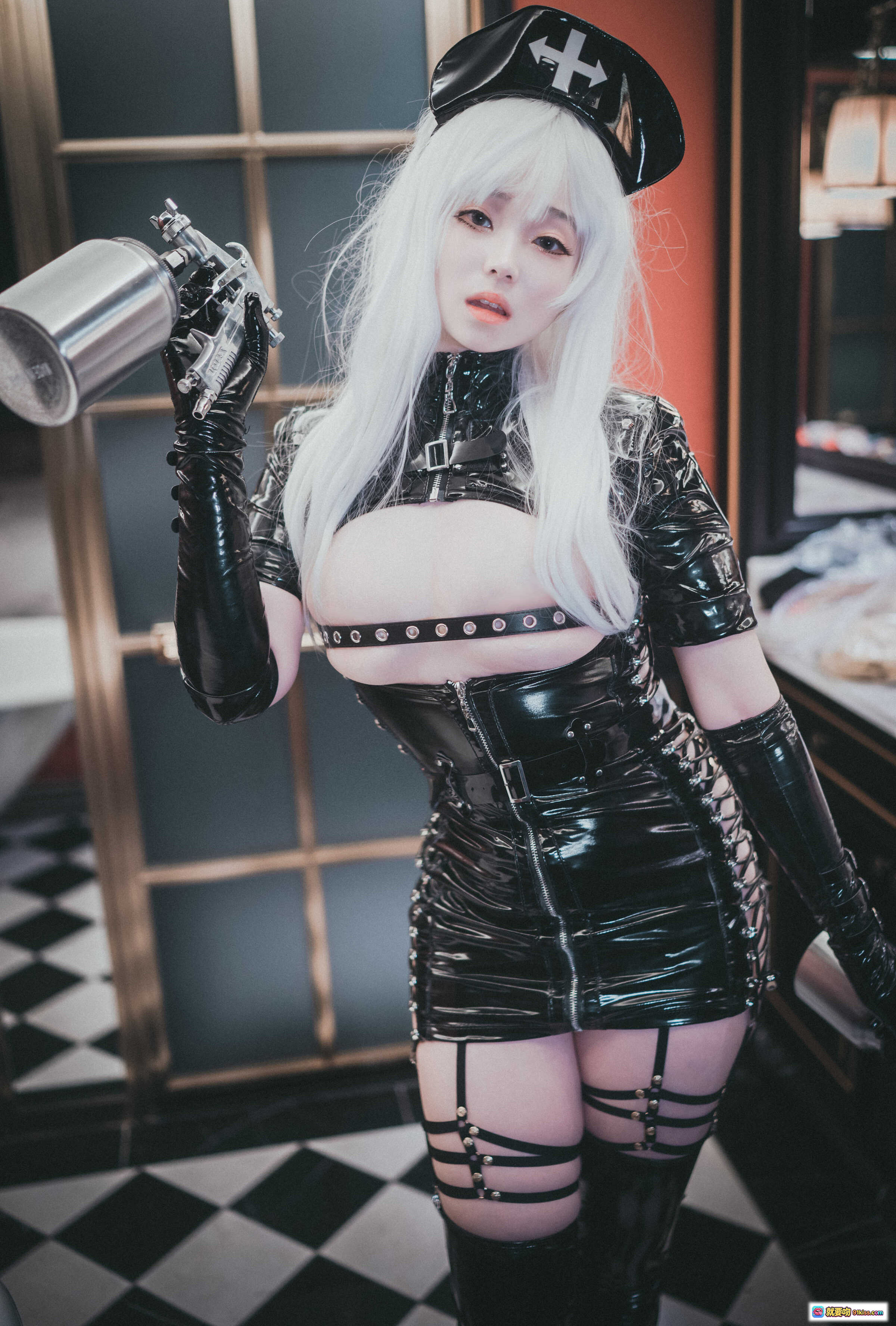 图片[3] - Bambi Poisonous Nurse 黑色乳胶紧身衣 白发角色扮演 高跟长靴 性感束缚装 棋盘格背景 Cosplay写真 - 就要吻
