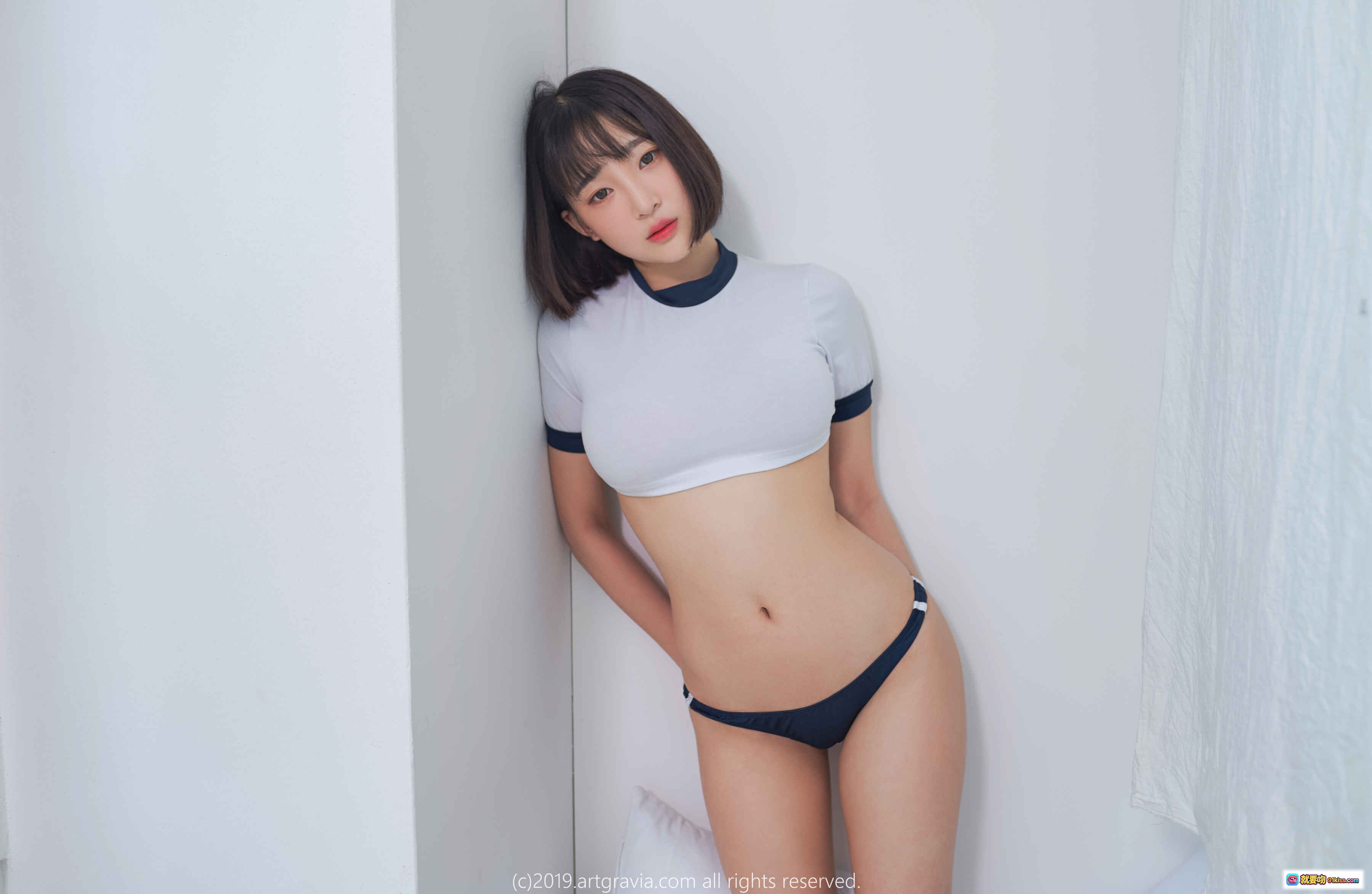 图片[1] - 姜仁卿 NO.016 ARTGRAVIA_VOL94 白色短袖露脐上衣+深蓝比基尼 纯欲风写真 壁角倚靠 甜美短发 清新室内摄影 - 就要吻