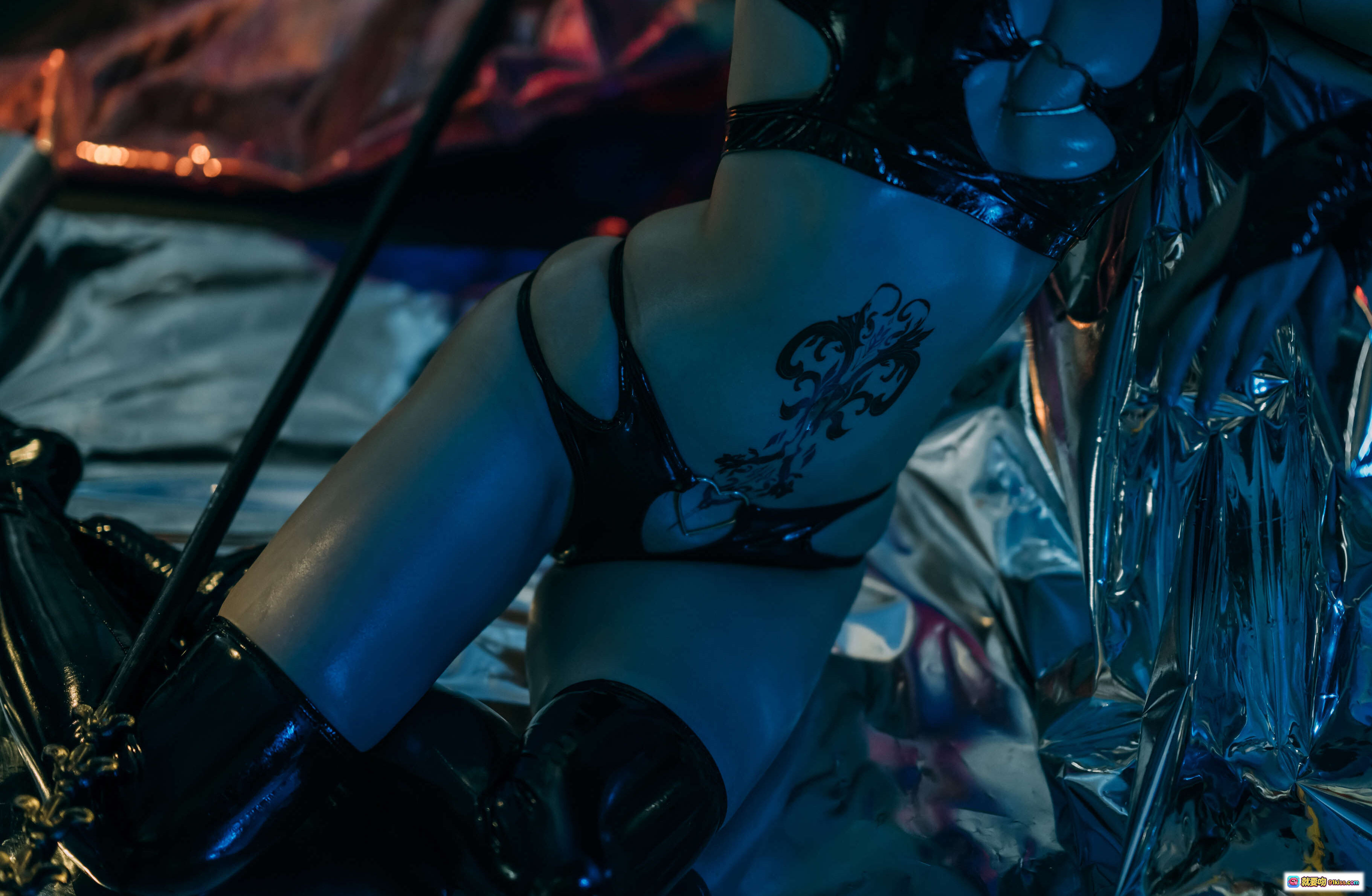 图片[1] - 七月喵子NO.018小恶魔写真｜黑丝吊带+大腿纹身+蓝光氛围+金属质感背景｜28P高清图集 - 就要吻