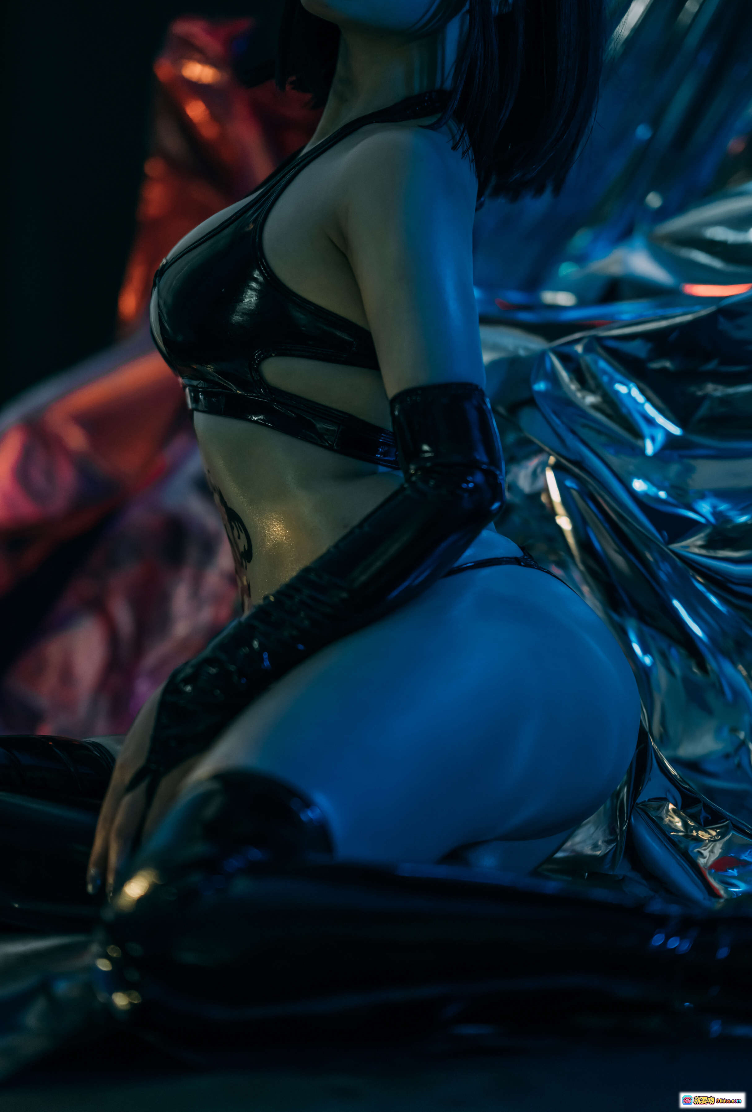 图片[6] - 七月喵子NO.018小恶魔写真｜黑丝吊带+大腿纹身+蓝光氛围+金属质感背景｜28P高清图集 - 就要吻