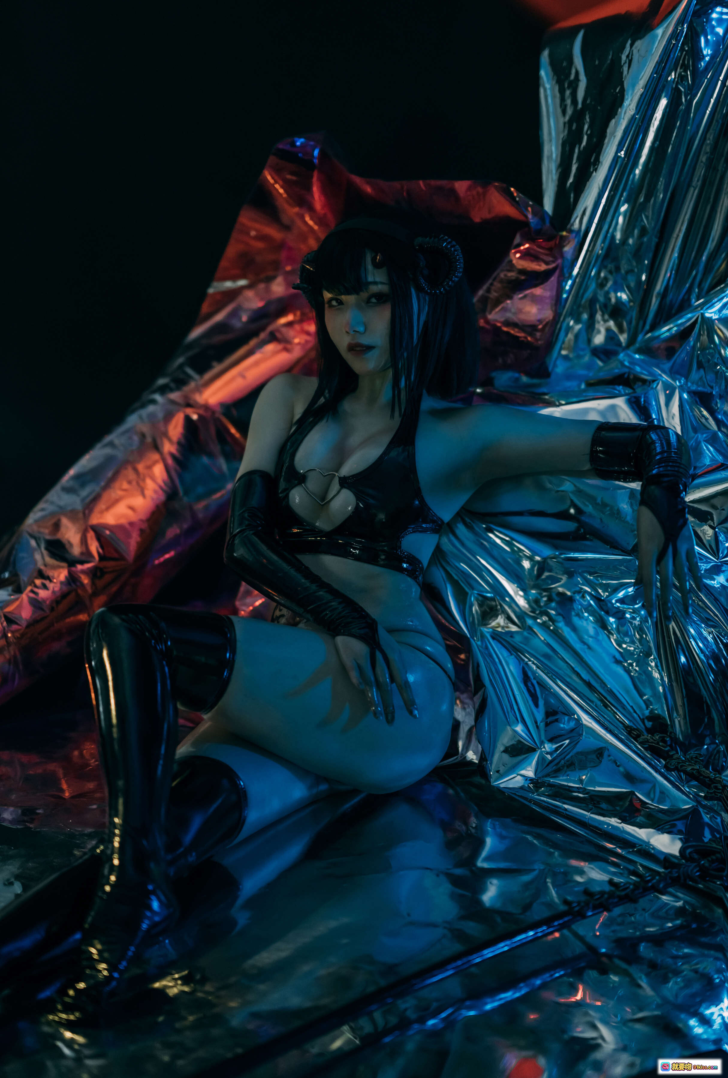 图片[5] - 七月喵子NO.018小恶魔写真｜黑丝吊带+大腿纹身+蓝光氛围+金属质感背景｜28P高清图集 - 就要吻