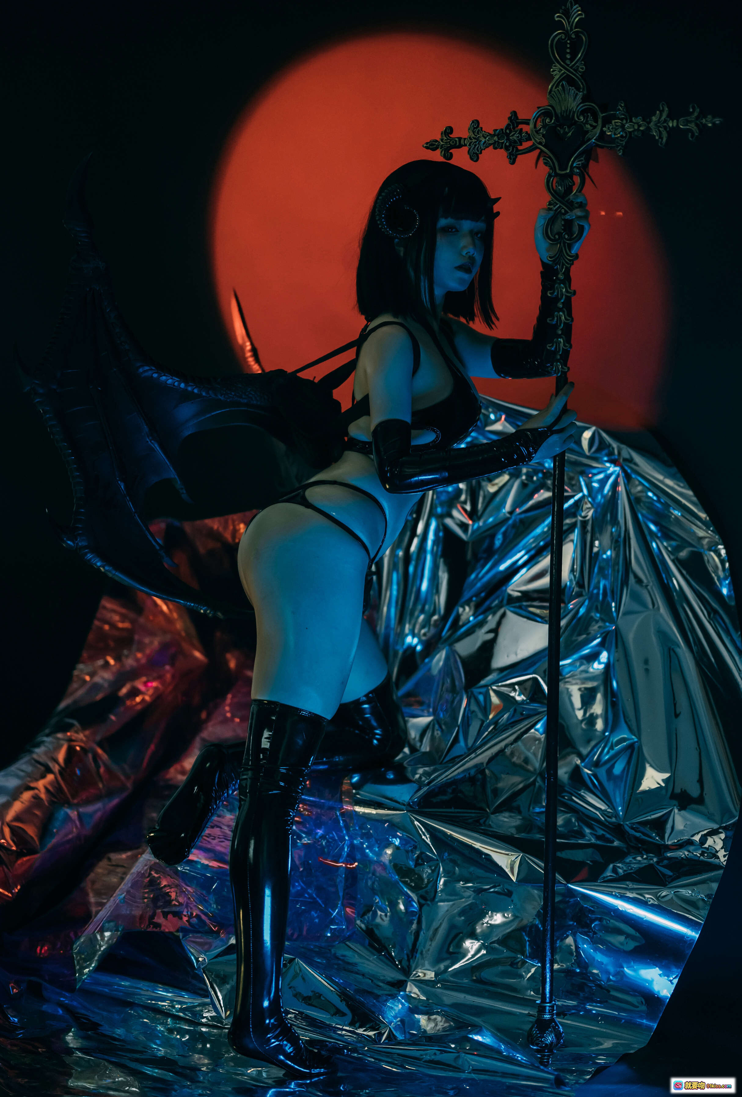 图片[2] - 七月喵子NO.018小恶魔写真｜黑丝吊带+大腿纹身+蓝光氛围+金属质感背景｜28P高清图集 - 就要吻