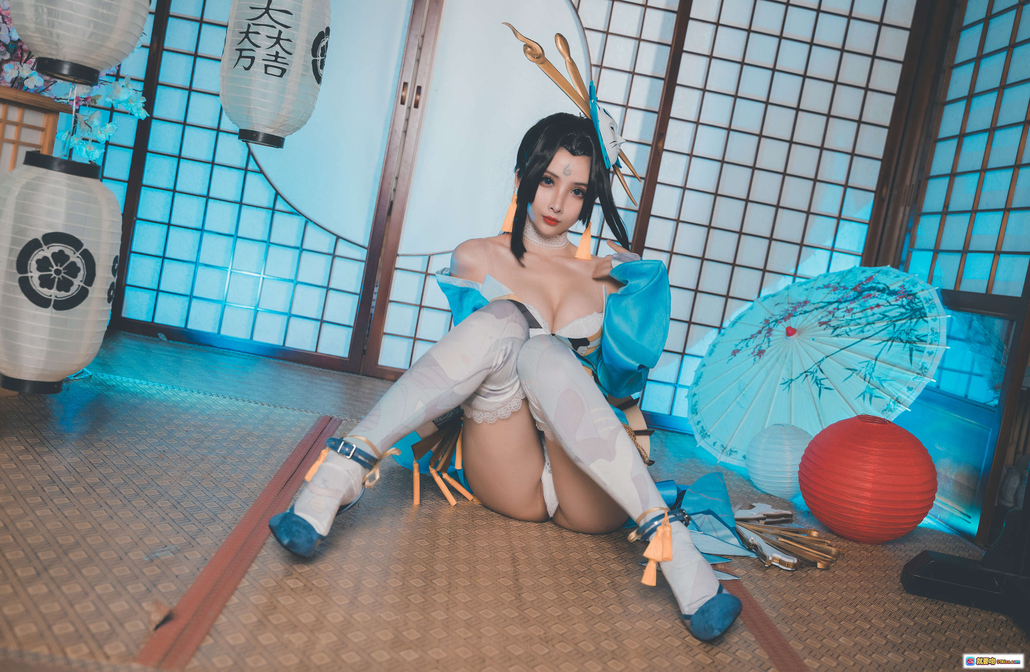 rioko凉凉子NO.056魅语cos写真 | 日式和风场景 | 蓝白配色服饰 | 纸伞灯笼装饰 | 美腿丝袜造型 | 24P高清图集 - 就要吻