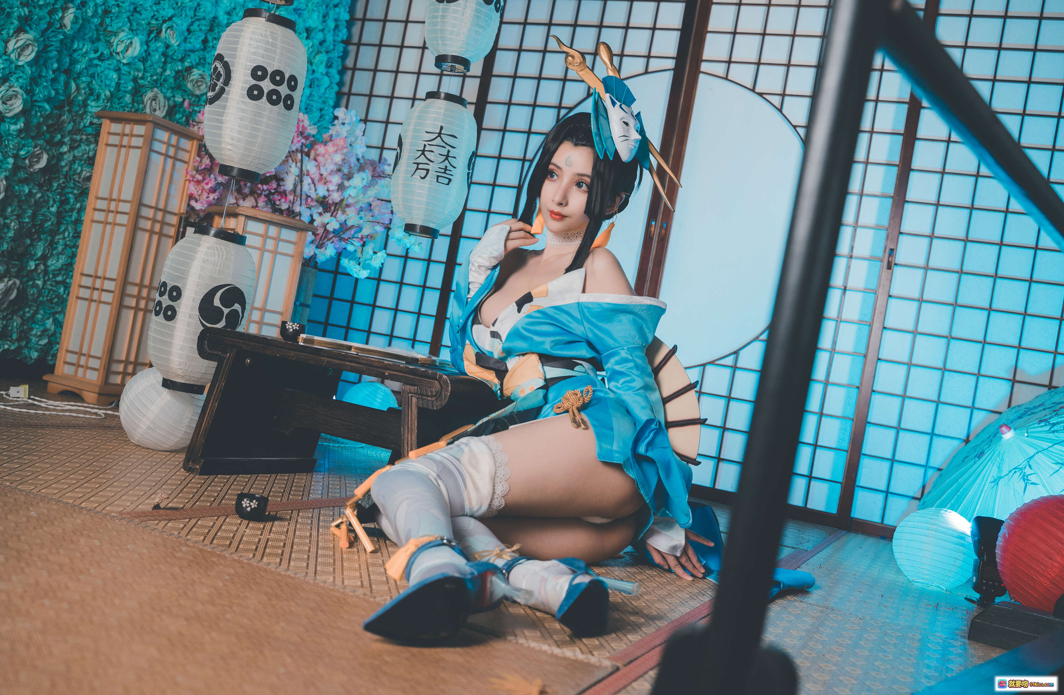 图片[9] - rioko凉凉子NO.056魅语cos写真 | 日式和风场景 | 蓝白配色服饰 | 纸伞灯笼装饰 | 美腿丝袜造型 | 24P高清图集 - 就要吻