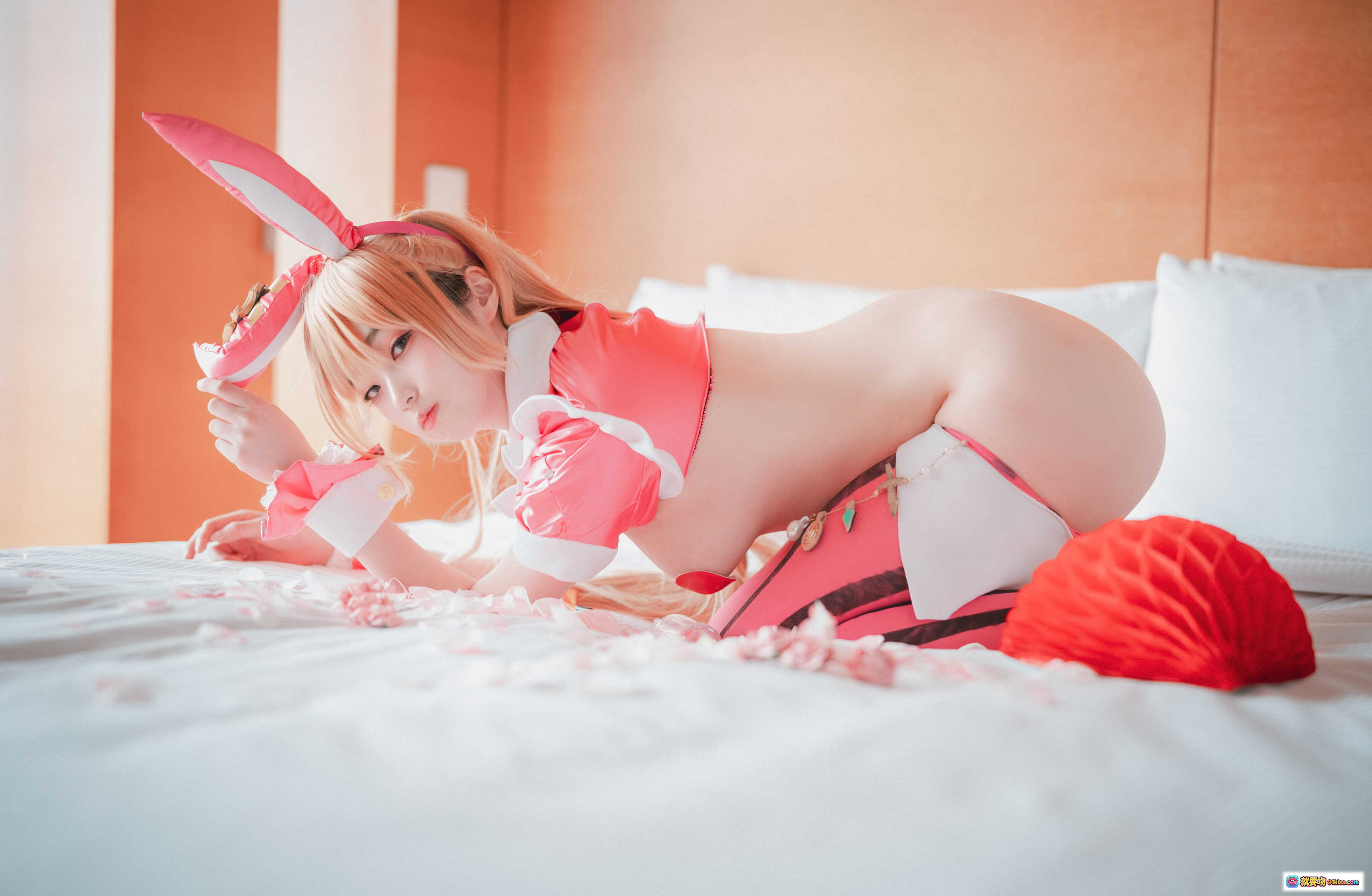 图片[8] - Bambi Fancy Me Normal Cosplay写真 | 粉色兔耳少女 | 性感兔女郎造型 | 城市天台背景 | 精致服装细节 | 甜美与诱惑并存 - 就要吻