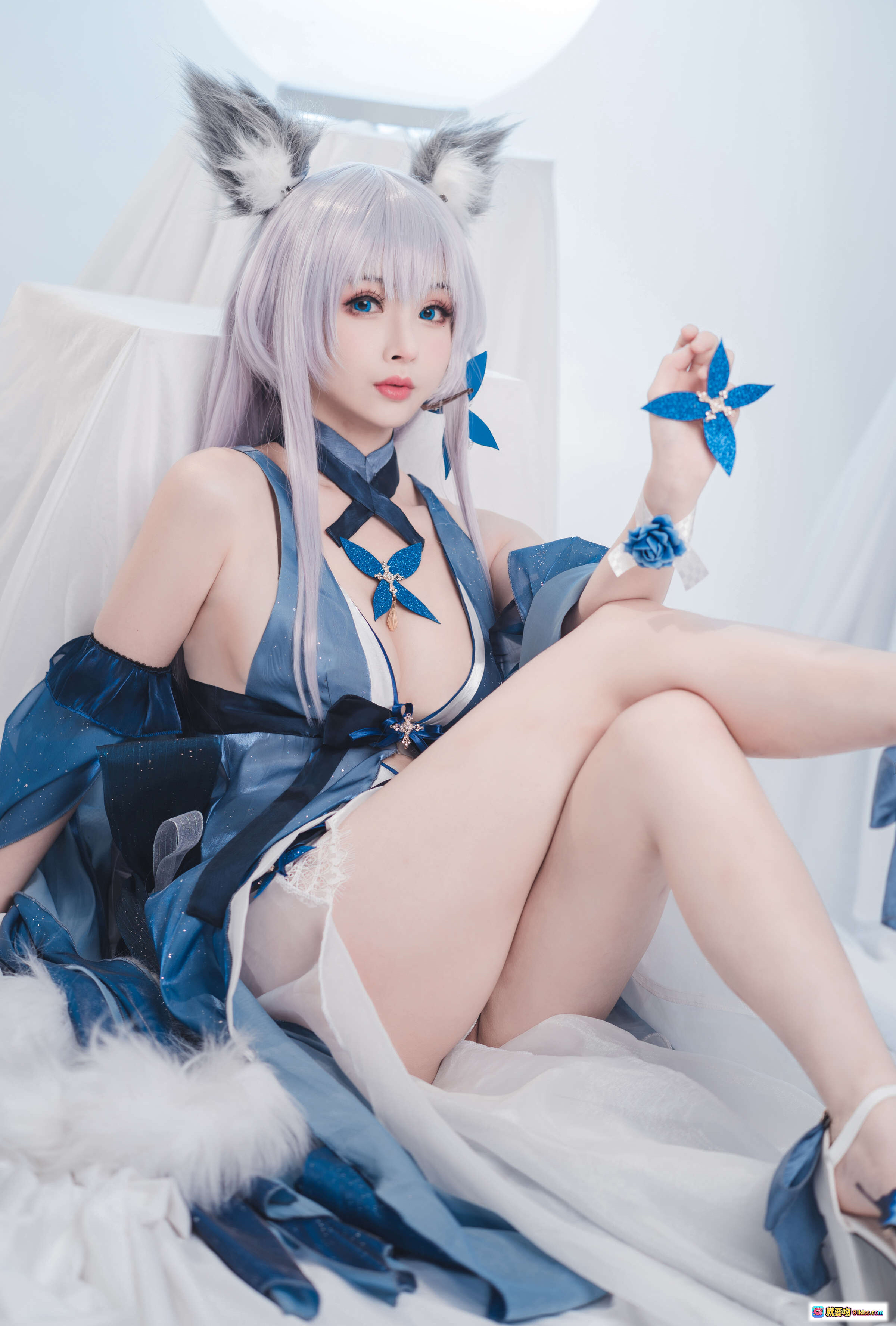 图片[4] - rioko凉凉子信浓礼服COS写真 | 蓝白系精致和风造型 | 猫耳银发少女 | 白色布景古典柱饰 | 优雅坐姿氛围感大片 - 就要吻