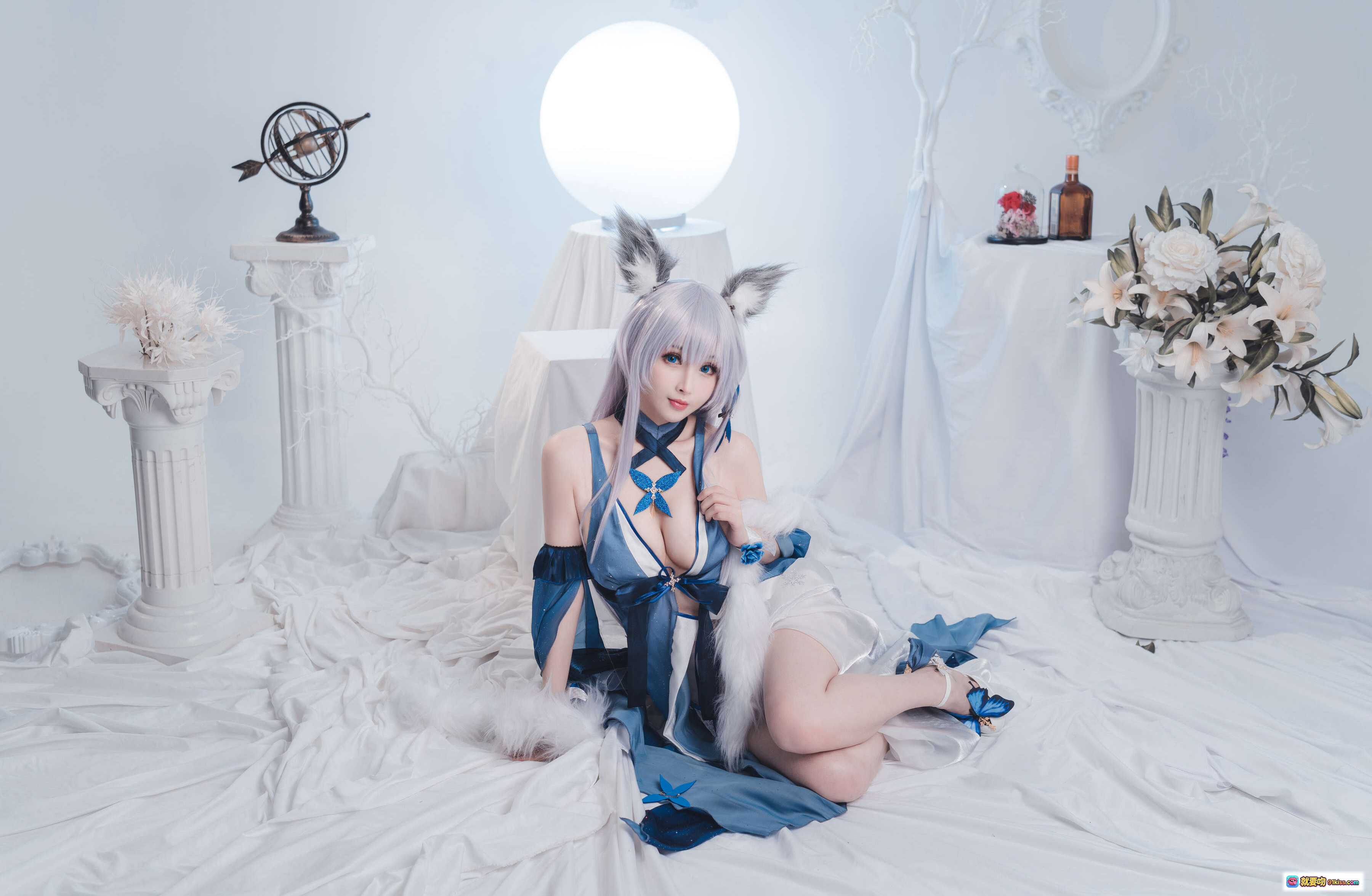 rioko凉凉子信浓礼服COS写真 | 蓝白系精致和风造型 | 猫耳银发少女 | 白色布景古典柱饰 | 优雅坐姿氛围感大片 - 就要吻