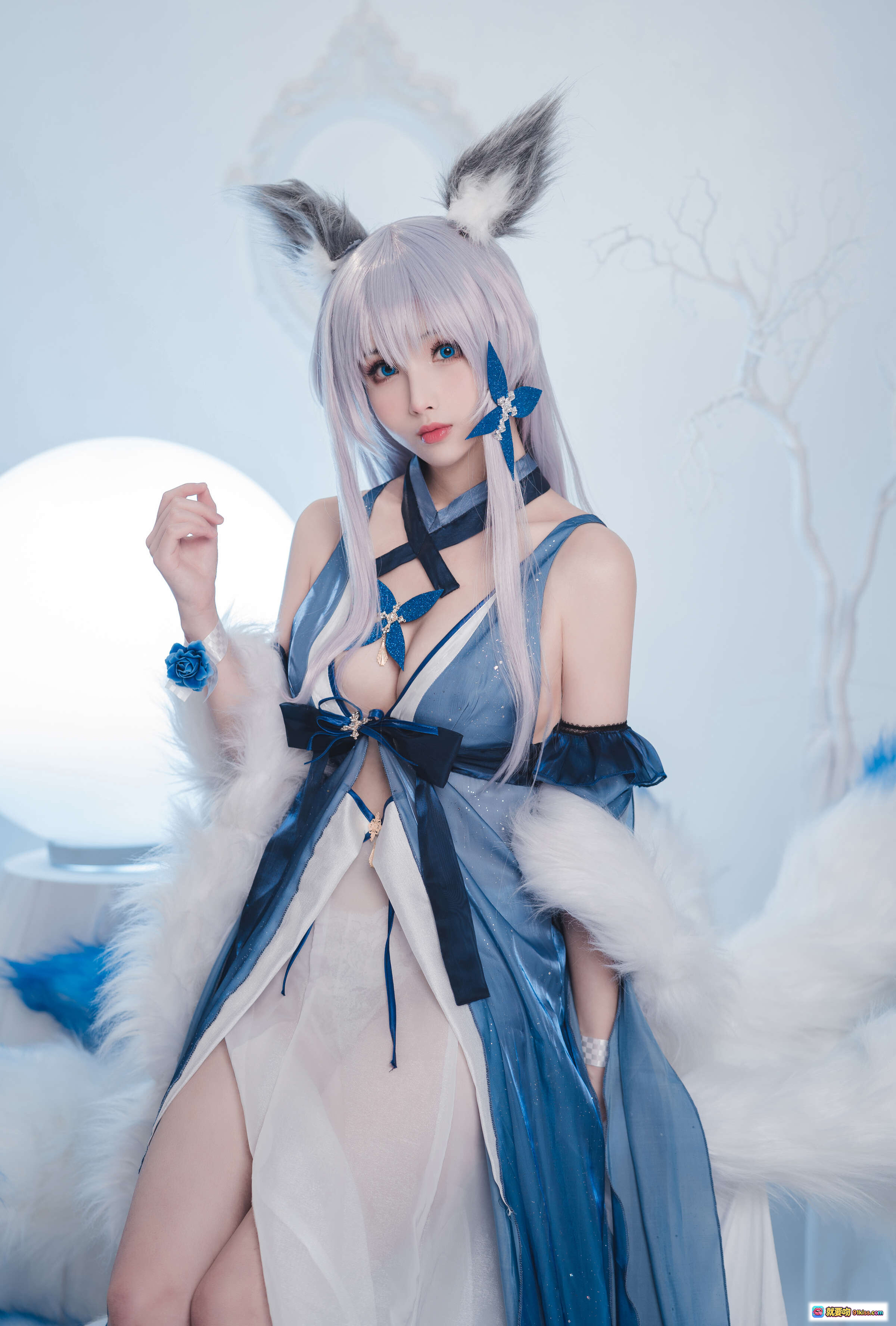 图片[9] - rioko凉凉子信浓礼服COS写真 | 蓝白系精致和风造型 | 猫耳银发少女 | 白色布景古典柱饰 | 优雅坐姿氛围感大片 - 就要吻