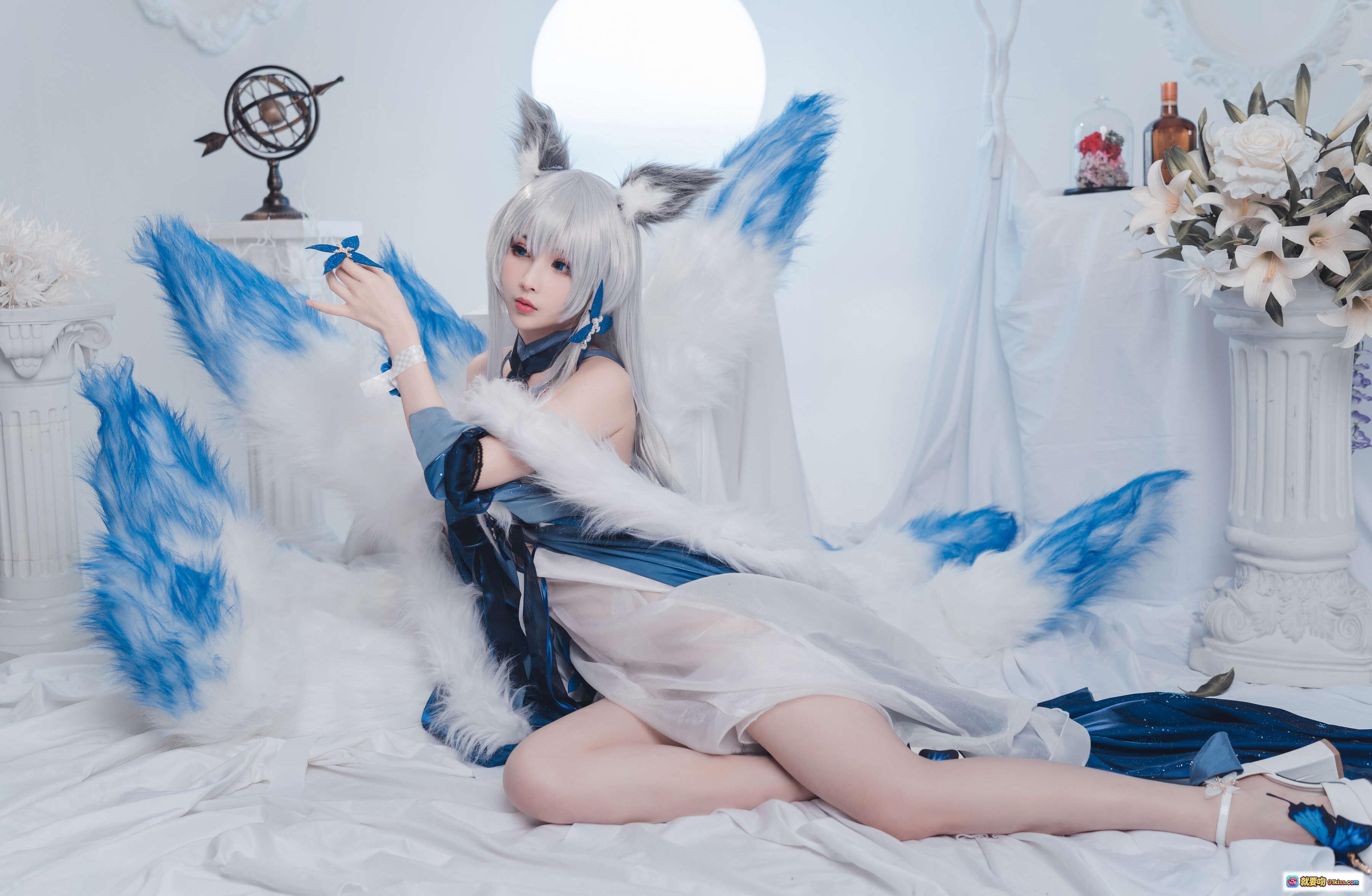 图片[10] - rioko凉凉子信浓礼服COS写真 | 蓝白系精致和风造型 | 猫耳银发少女 | 白色布景古典柱饰 | 优雅坐姿氛围感大片 - 就要吻