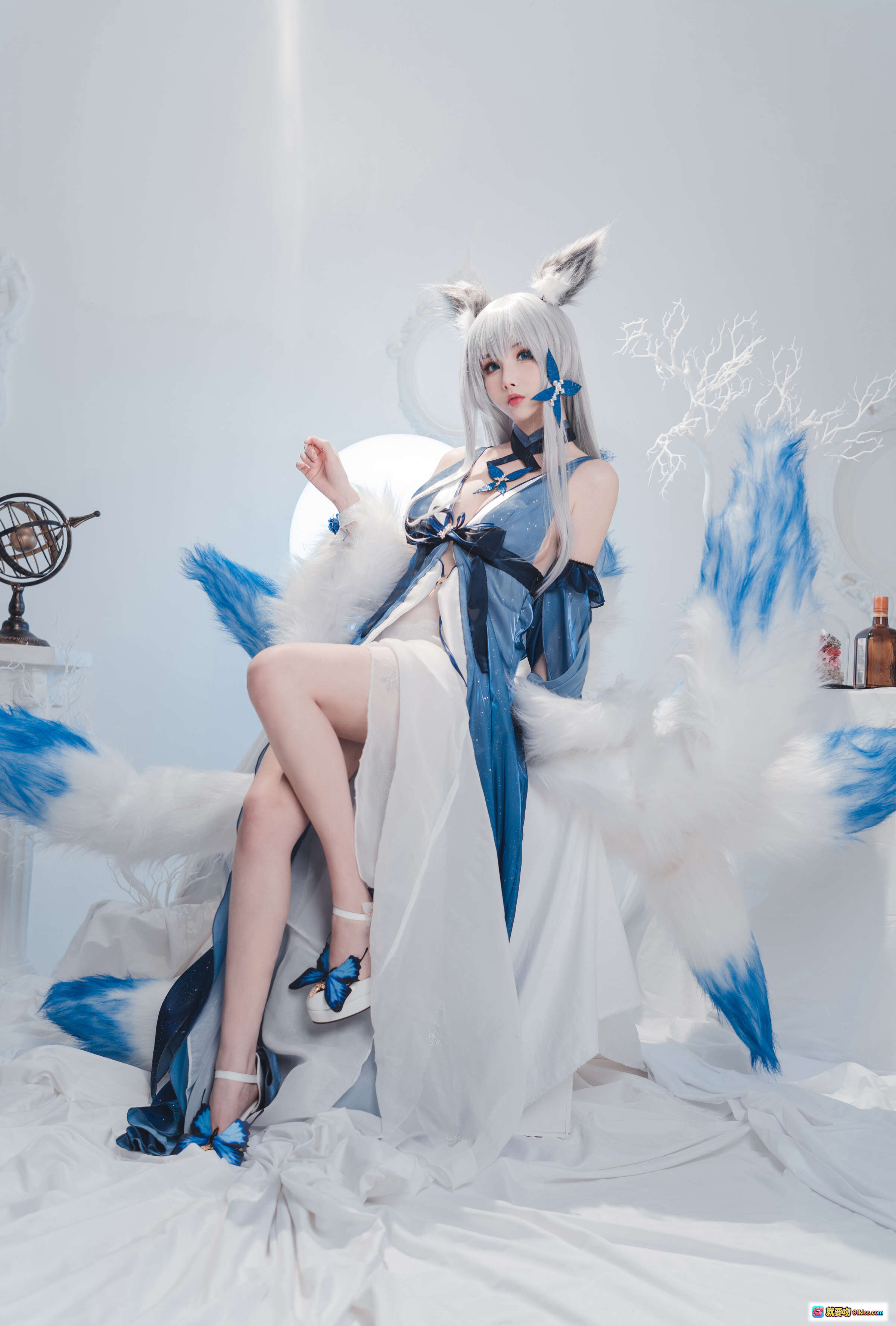 图片[6] - rioko凉凉子信浓礼服COS写真 | 蓝白系精致和风造型 | 猫耳银发少女 | 白色布景古典柱饰 | 优雅坐姿氛围感大片 - 就要吻