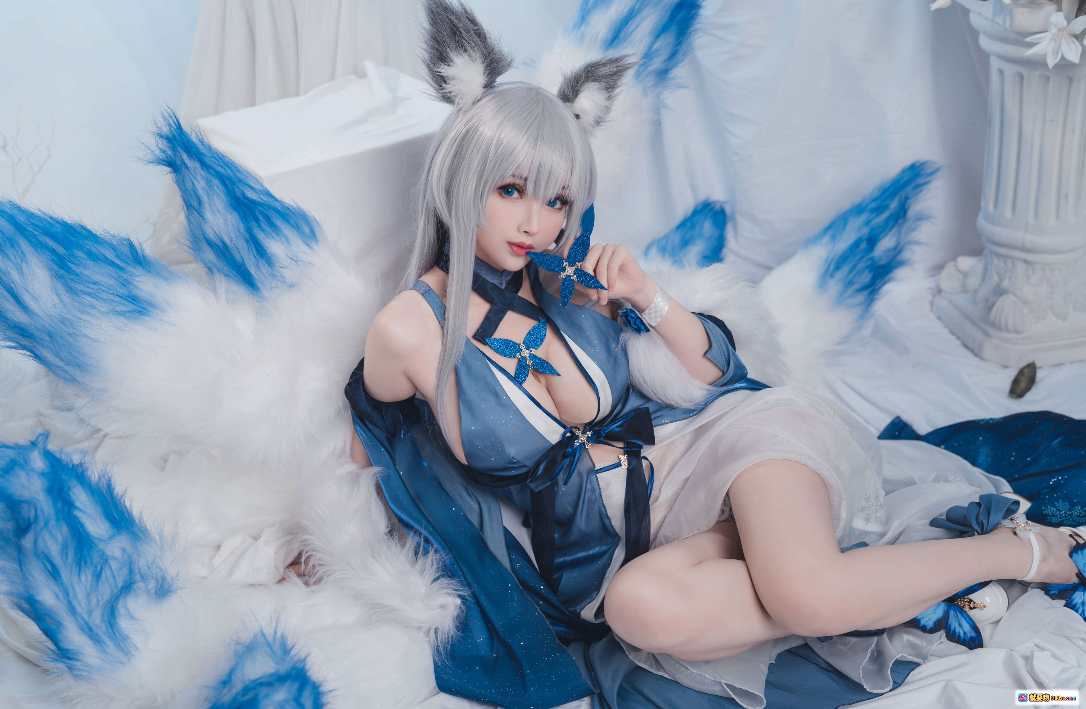 图片[8] - rioko凉凉子信浓礼服COS写真 | 蓝白系精致和风造型 | 猫耳银发少女 | 白色布景古典柱饰 | 优雅坐姿氛围感大片 - 就要吻