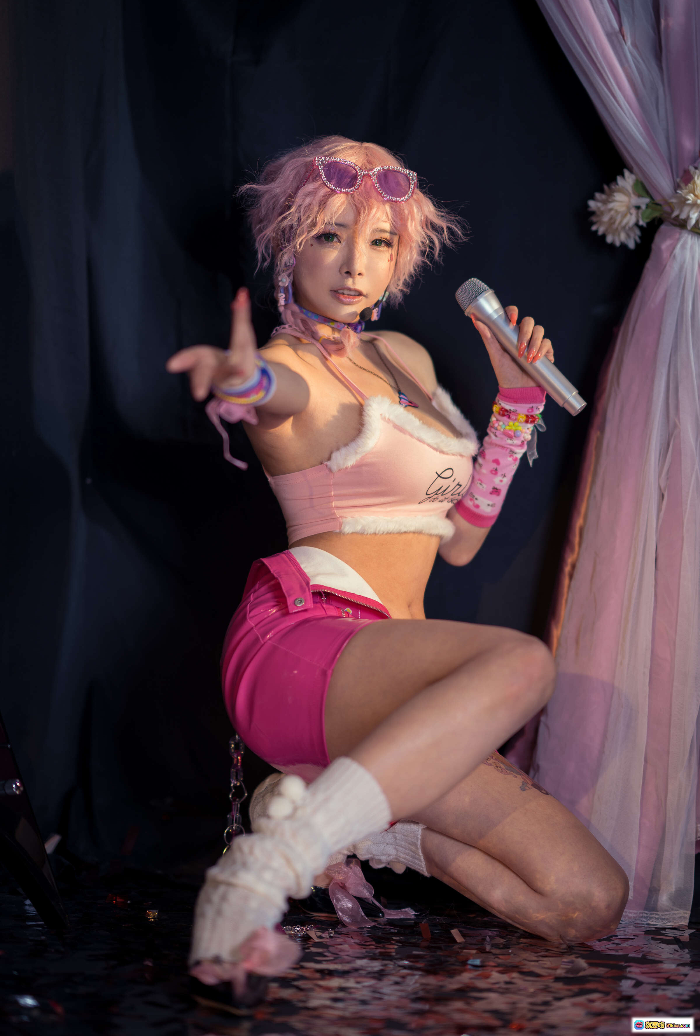 图片[8] - 秋和柯基NO.042小偶像粉发少女写真｜Girls字样上衣+蕾丝内裤+彩色手环+腿部纹身+粉色纱帘背景 - 就要吻