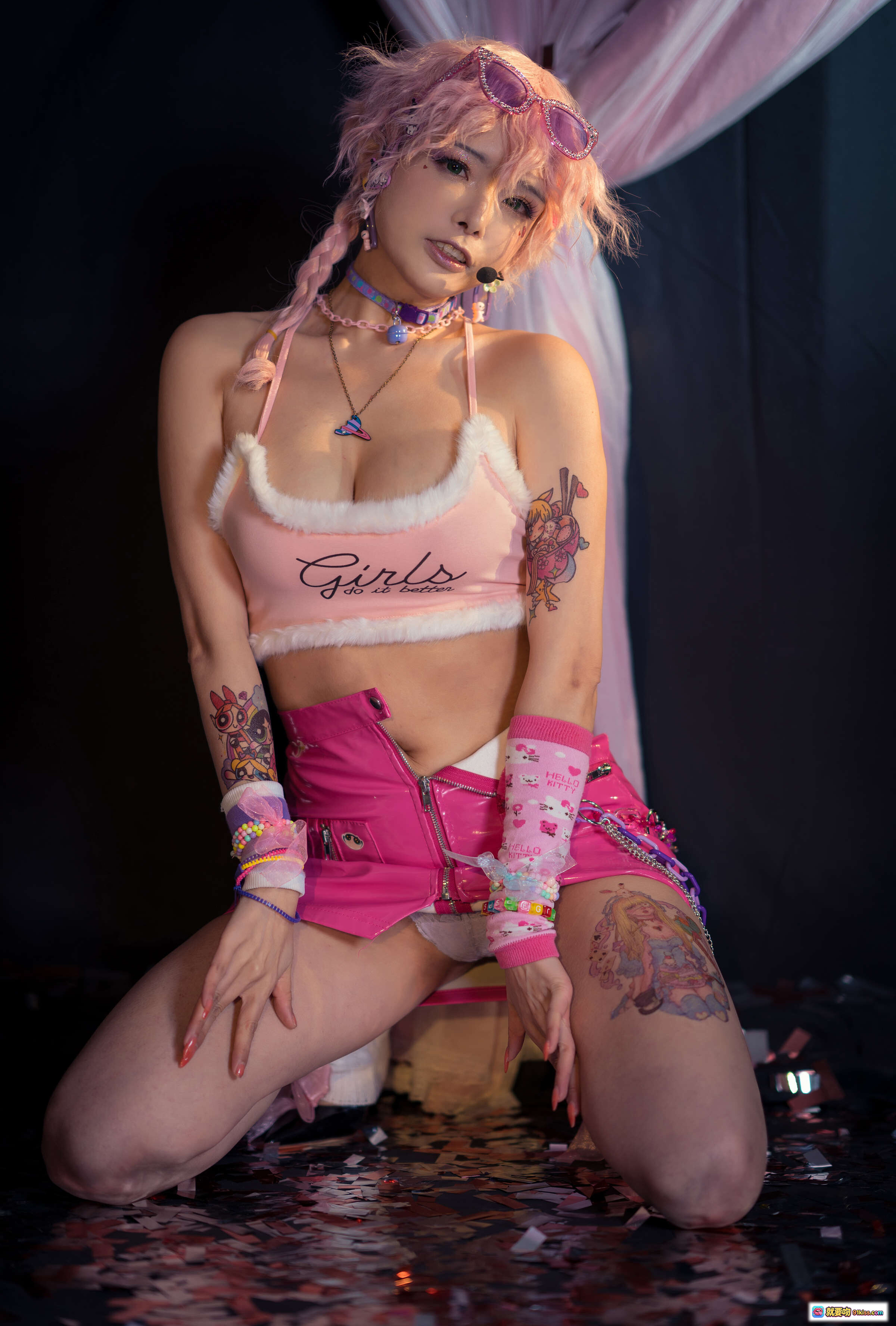 图片[10] - 秋和柯基NO.042小偶像粉发少女写真｜Girls字样上衣+蕾丝内裤+彩色手环+腿部纹身+粉色纱帘背景 - 就要吻