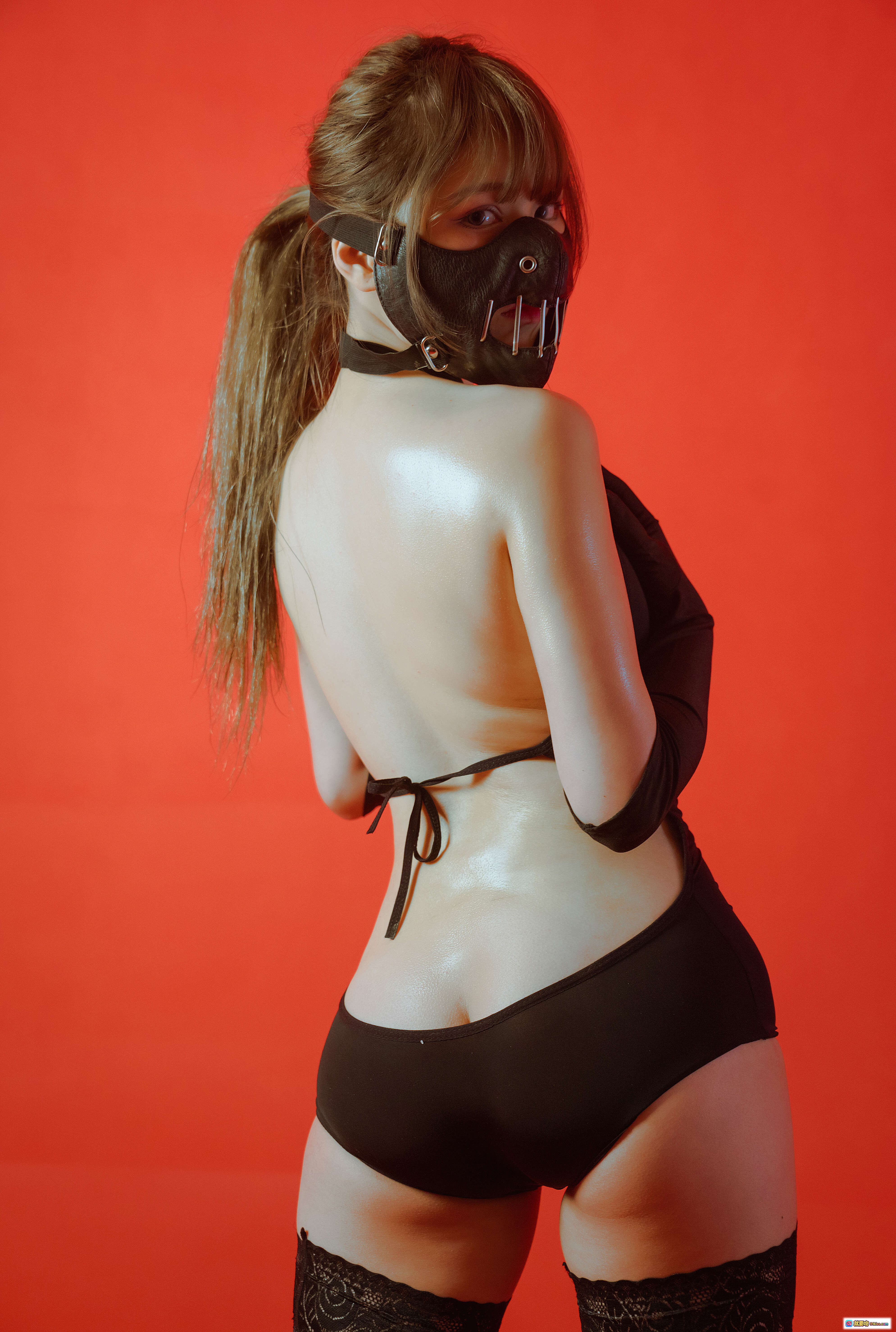 图片[10] - 七月喵子NO.019 被捆忍者写真 黑色绑带连体衣 长手套 面罩造型 红色背景 性感诱惑 60P高清图集 - 就要吻