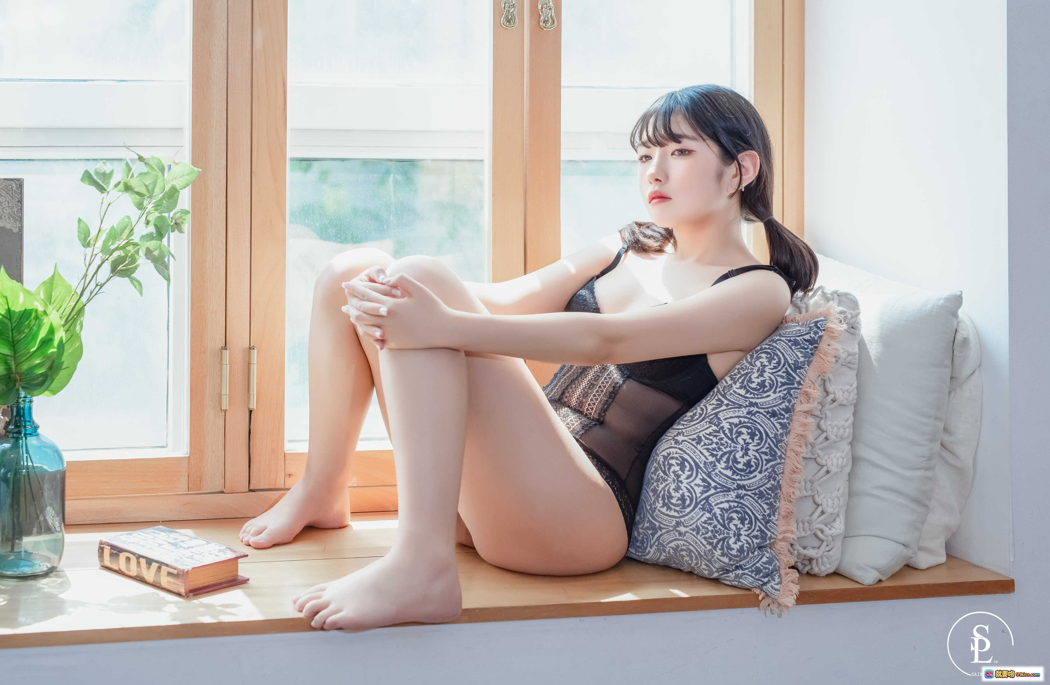 图片[9] - Sonson 12 [Saint Photo Life] 黑色蕾丝吊带袜写真 窗边跪姿性感私房摄影 木质窗框自然光氛围美图 - 就要吻