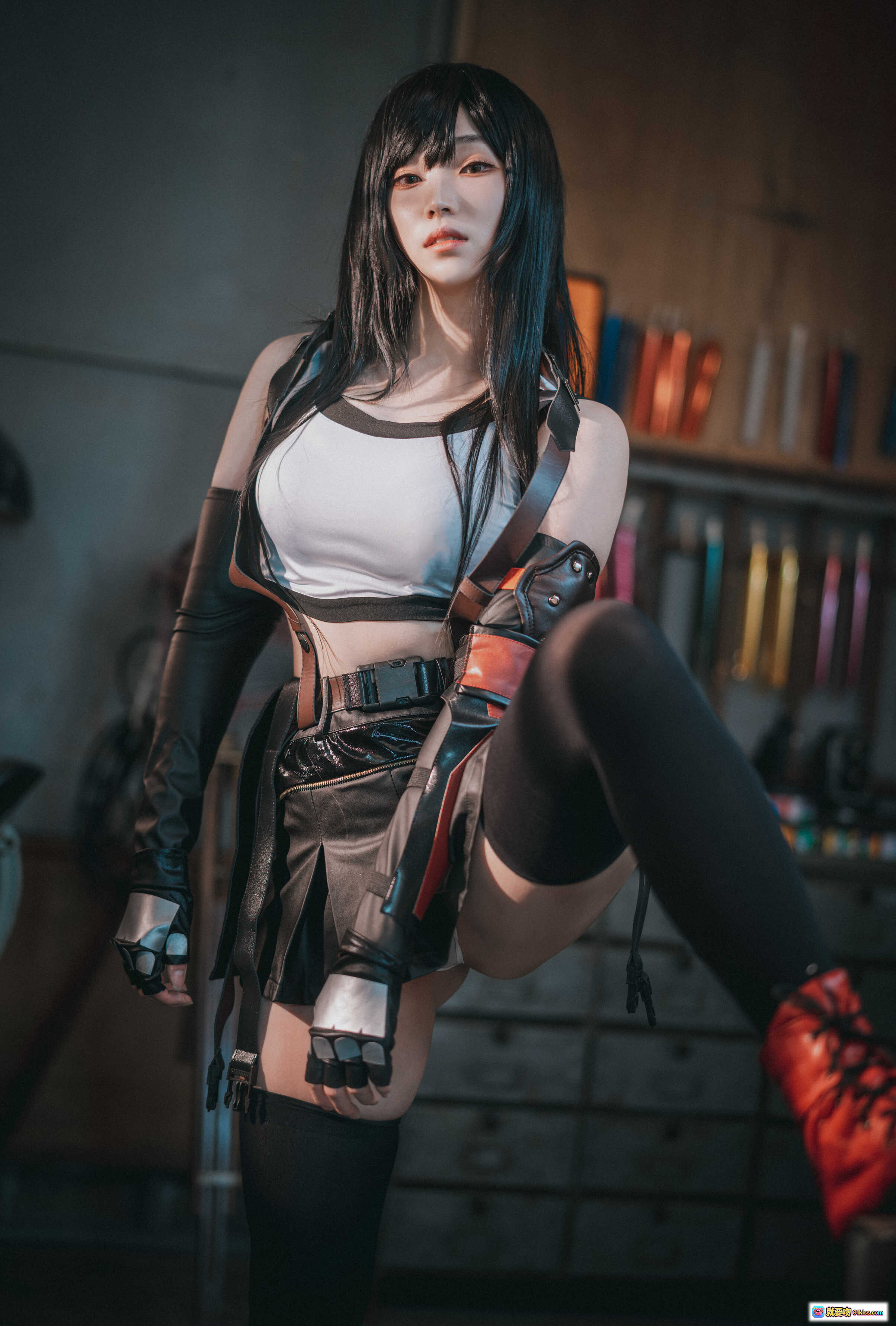 图片[4] - Bambi Tifa Lockhart Cosplay写真｜黑长直少女｜战斗姿态｜红靴黑袜｜工业风场景｜精致妆容｜动感姿势 - 就要吻