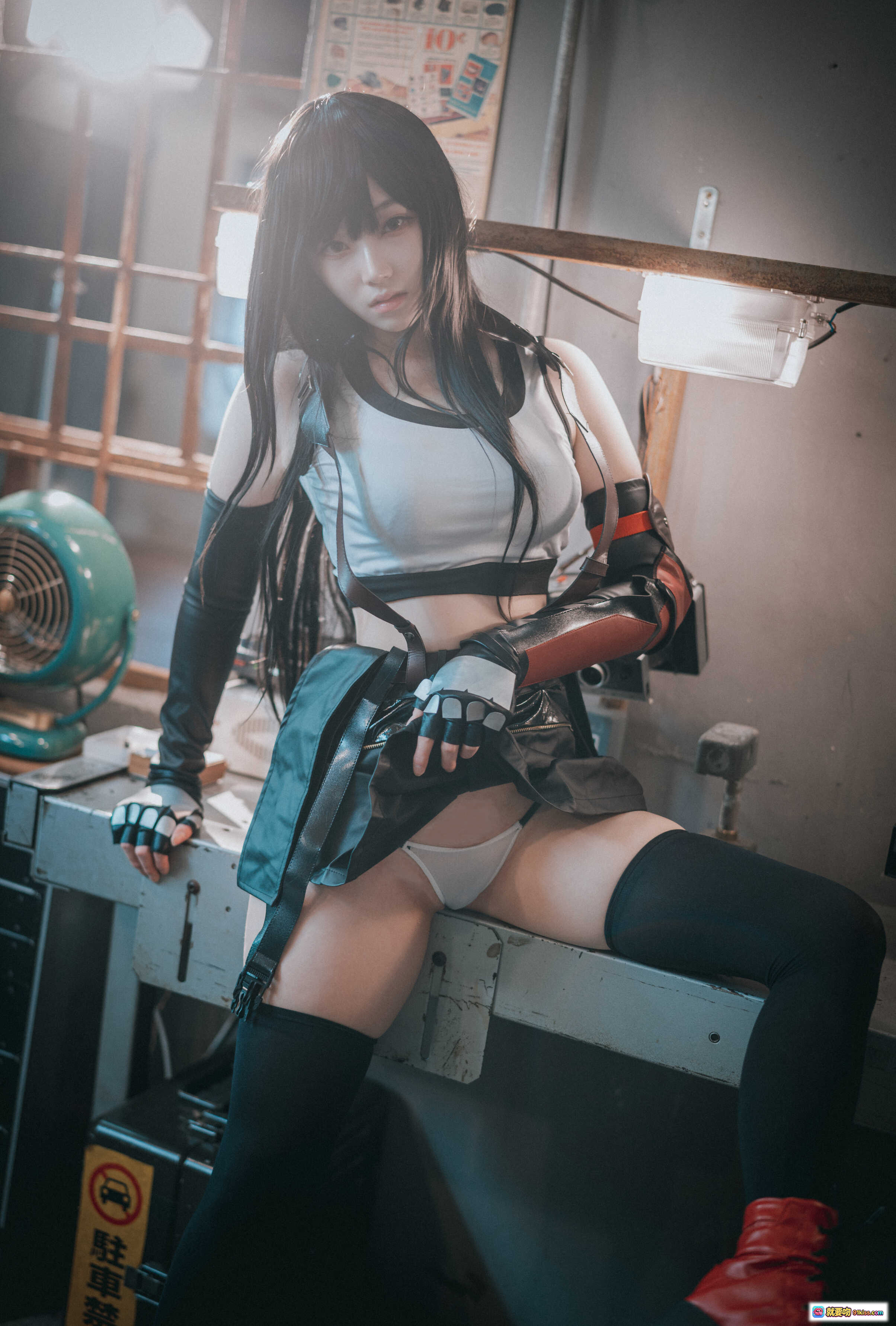 图片[7] - Bambi Tifa Lockhart Cosplay写真｜黑长直少女｜战斗姿态｜红靴黑袜｜工业风场景｜精致妆容｜动感姿势 - 就要吻