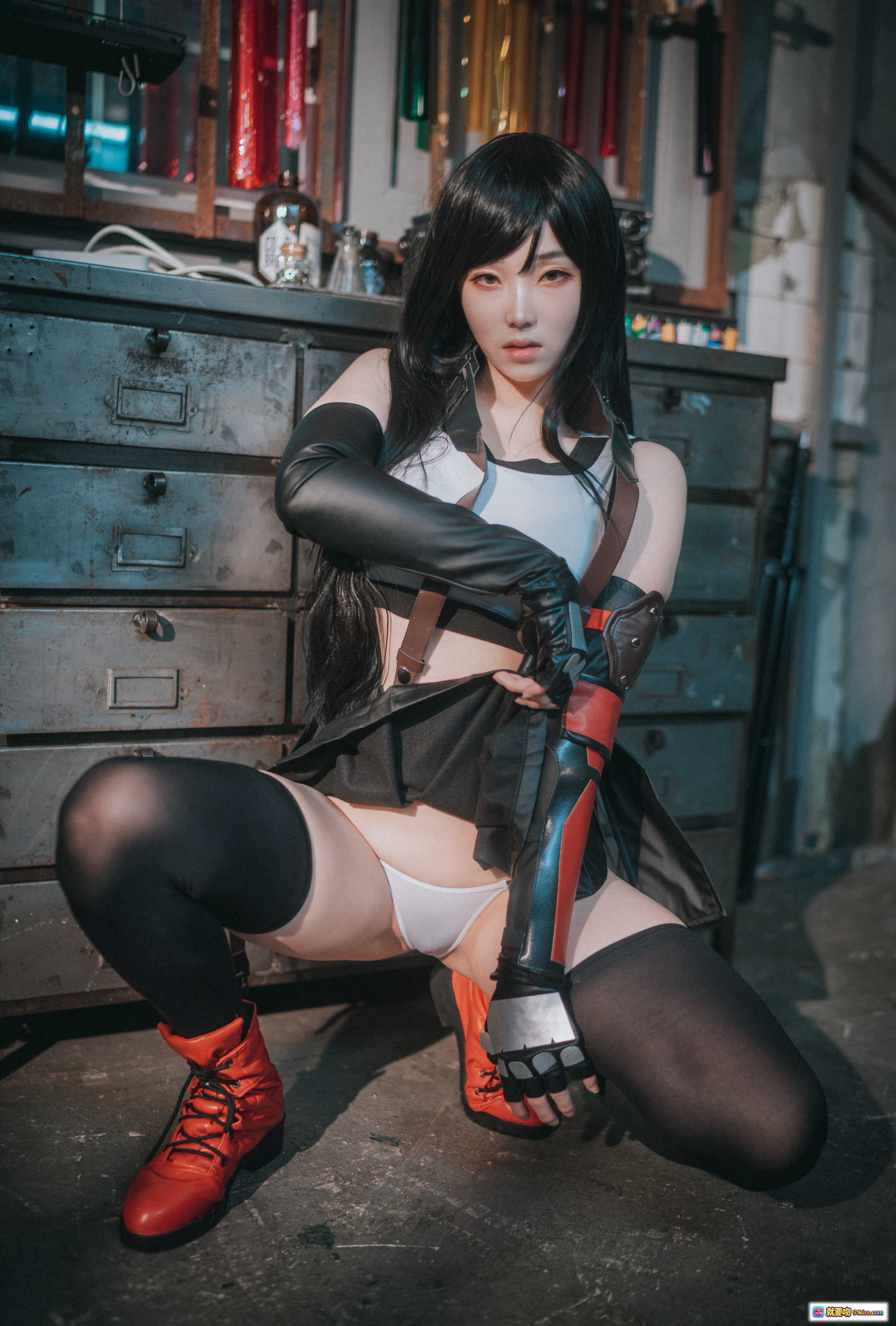 图片[9] - Bambi Tifa Lockhart Cosplay写真｜黑长直少女｜战斗姿态｜红靴黑袜｜工业风场景｜精致妆容｜动感姿势 - 就要吻