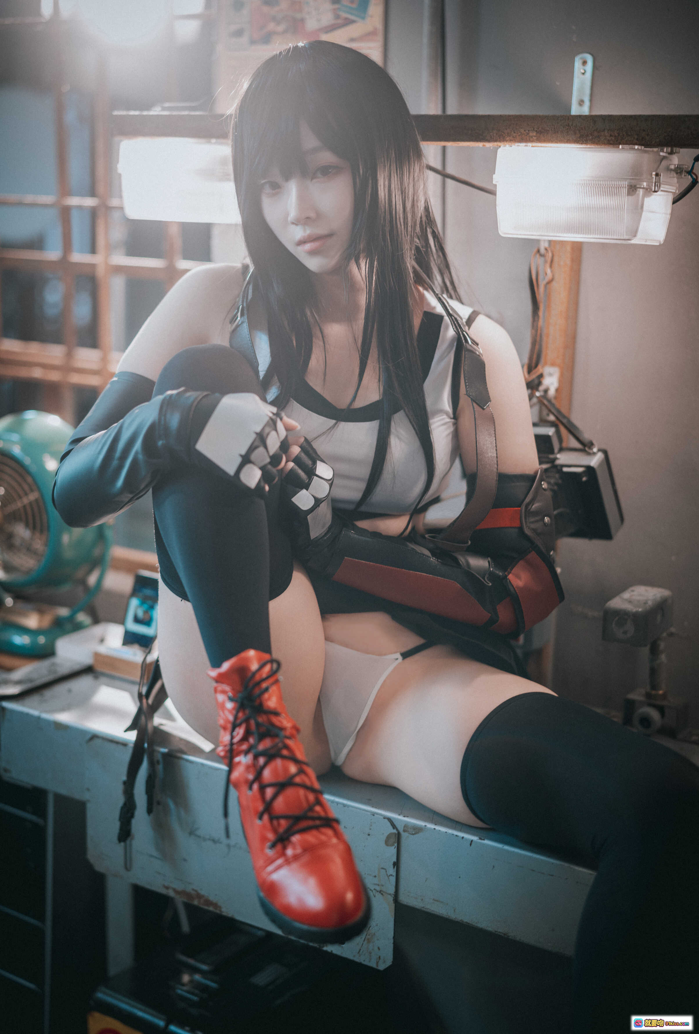 图片[2] - Bambi Tifa Lockhart Cosplay写真｜黑长直少女｜战斗姿态｜红靴黑袜｜工业风场景｜精致妆容｜动感姿势 - 就要吻