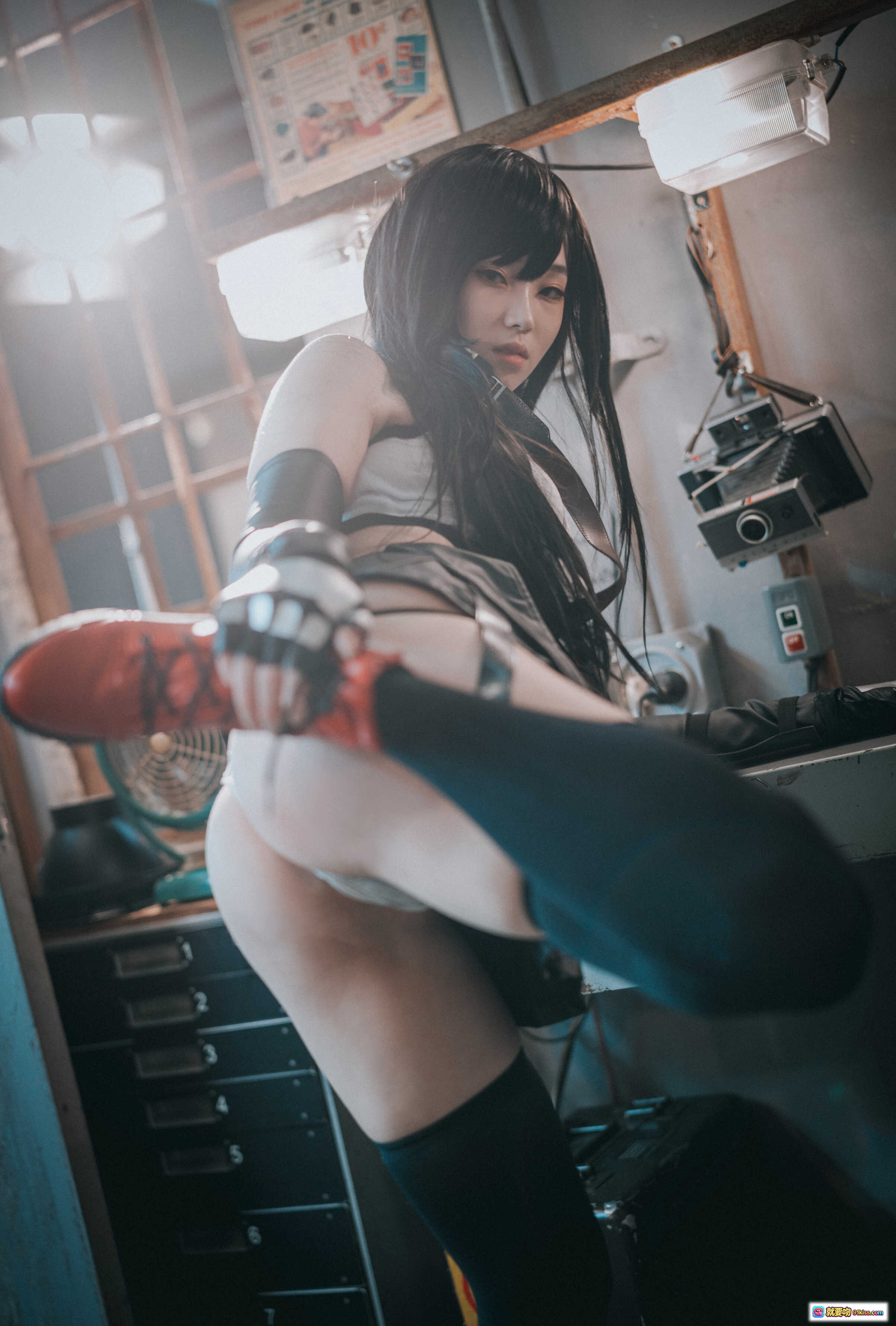 Bambi Tifa Lockhart Cosplay写真｜黑长直少女｜战斗姿态｜红靴黑袜｜工业风场景｜精致妆容｜动感姿势 - 就要吻