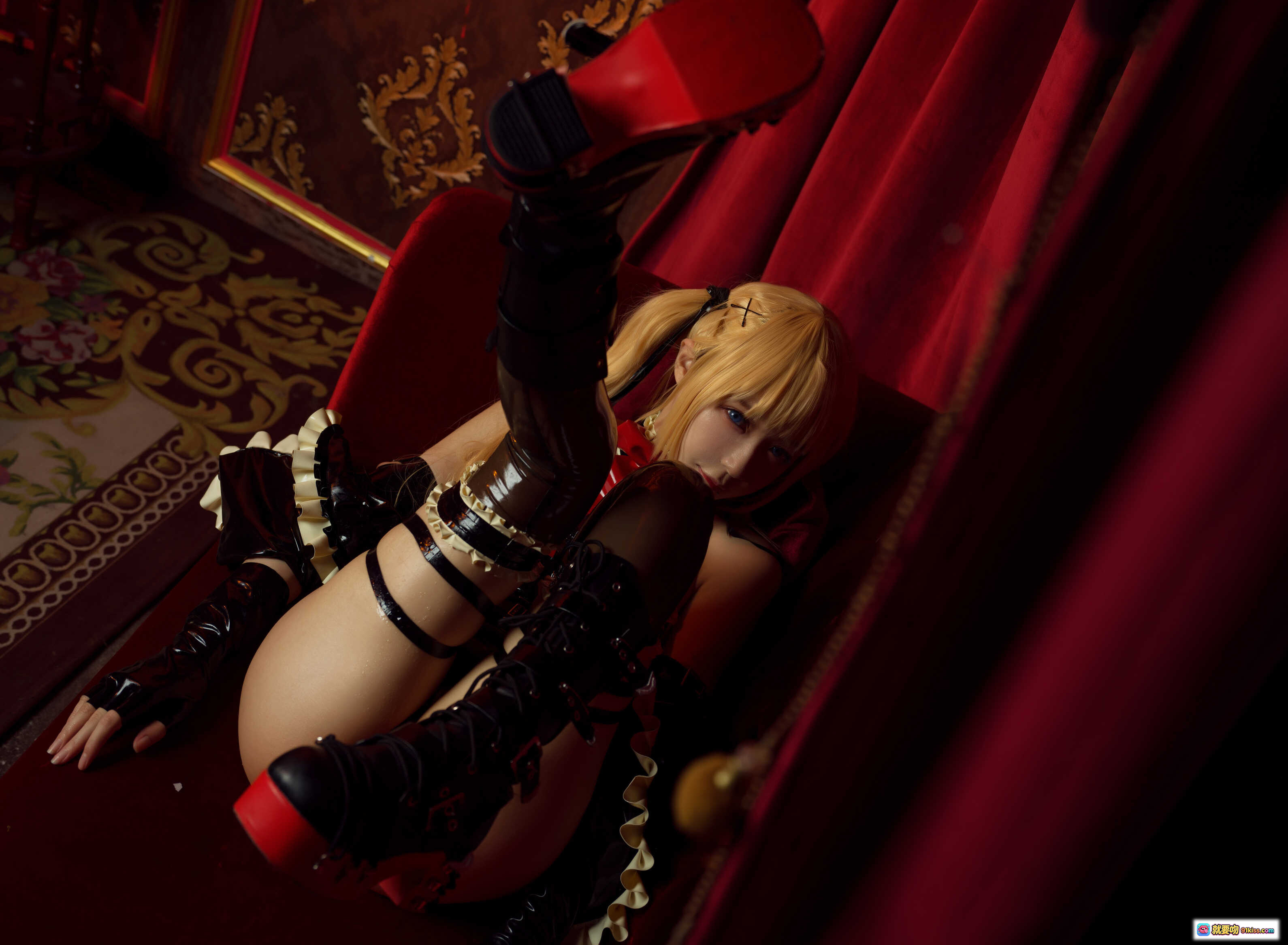 图片[3] - 阿包玛丽罗斯胶衣COS写真 | 黑色乳胶紧身衣+蕾丝手套+高筒靴 | 奢华宫廷风场景 | 34P高清图集 - 就要吻