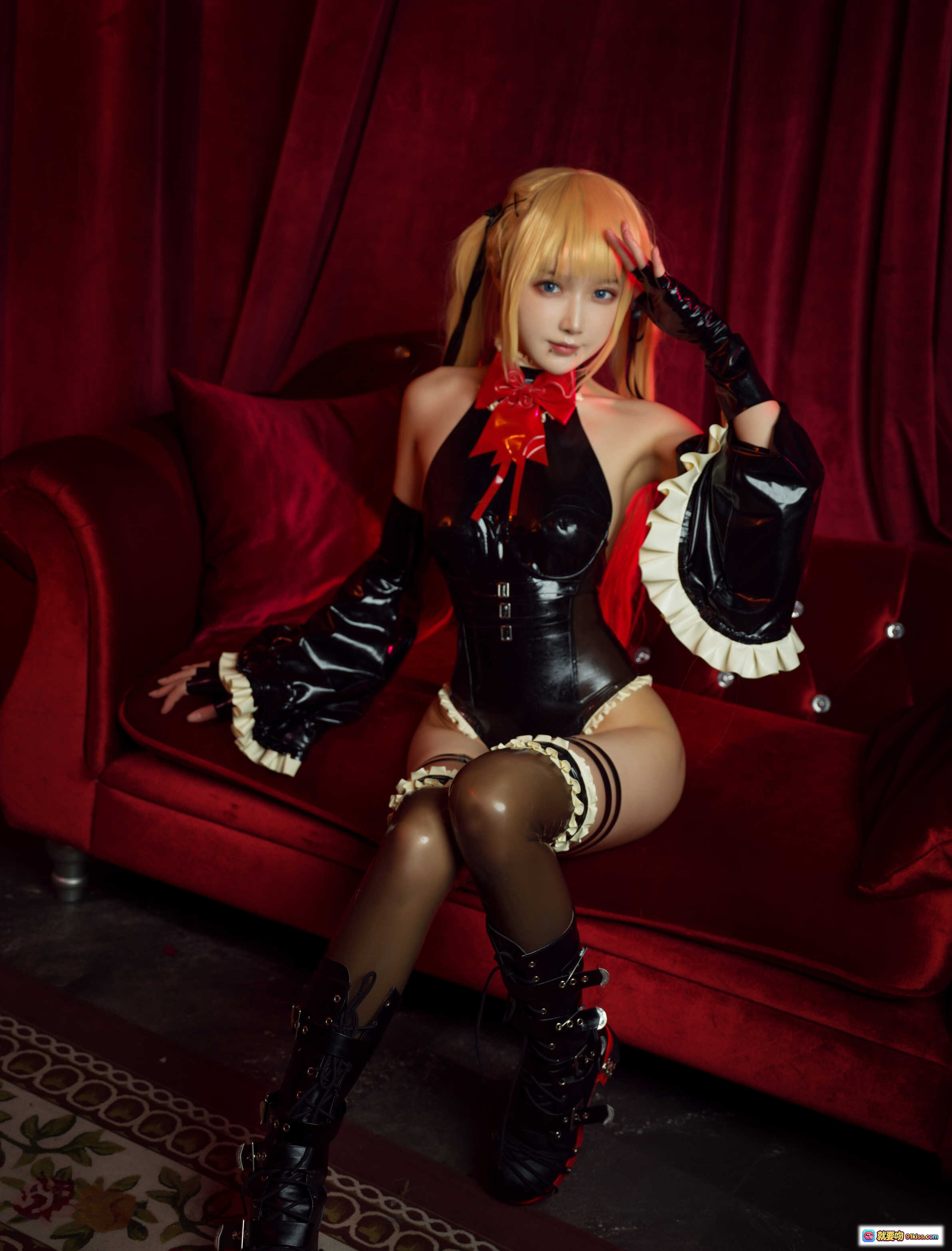 图片[10] - 阿包玛丽罗斯胶衣COS写真 | 黑色乳胶紧身衣+蕾丝手套+高筒靴 | 奢华宫廷风场景 | 34P高清图集 - 就要吻