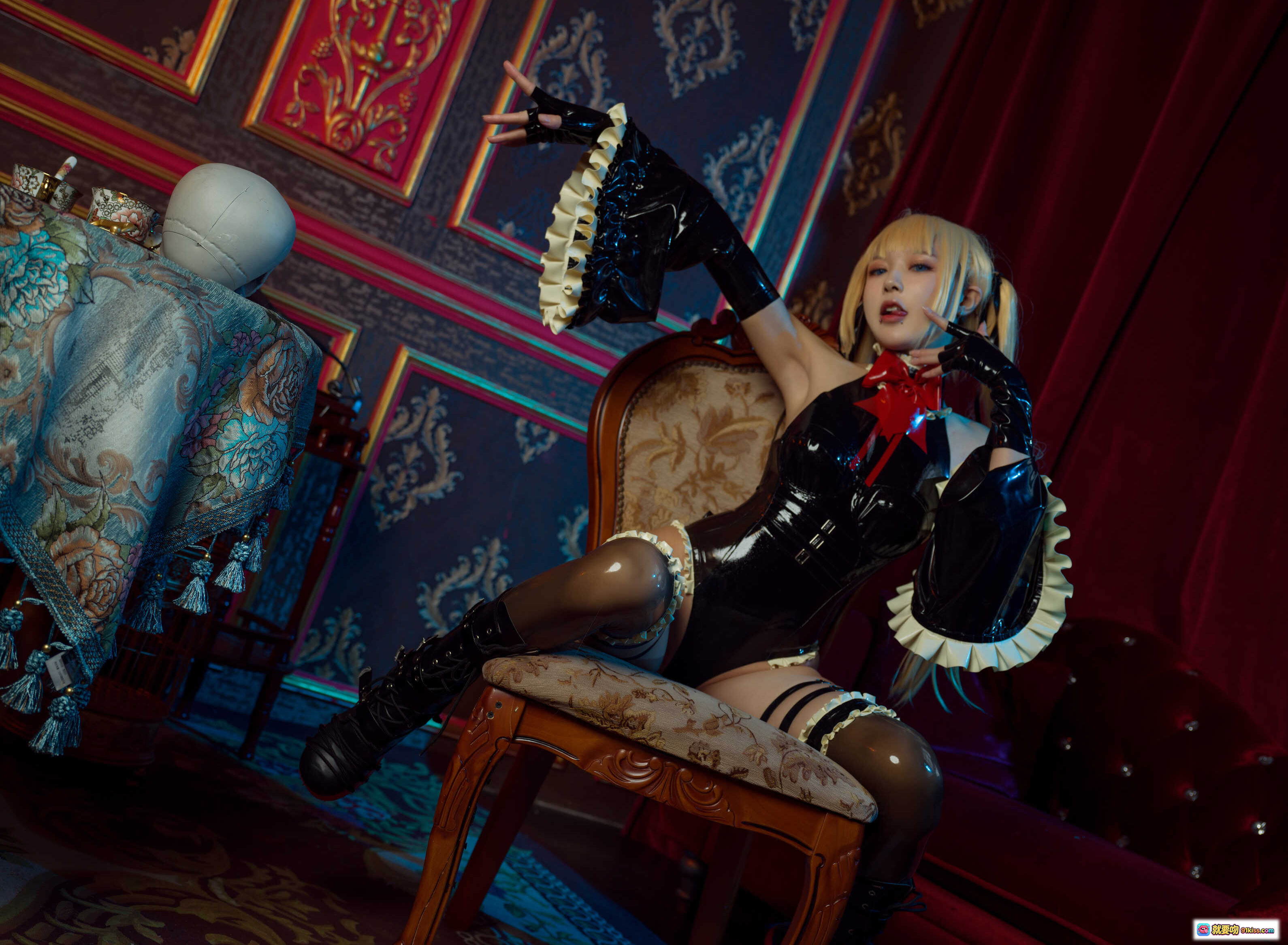 阿包玛丽罗斯胶衣COS写真 | 黑色乳胶紧身衣+蕾丝手套+高筒靴 | 奢华宫廷风场景 | 34P高清图集 - 就要吻