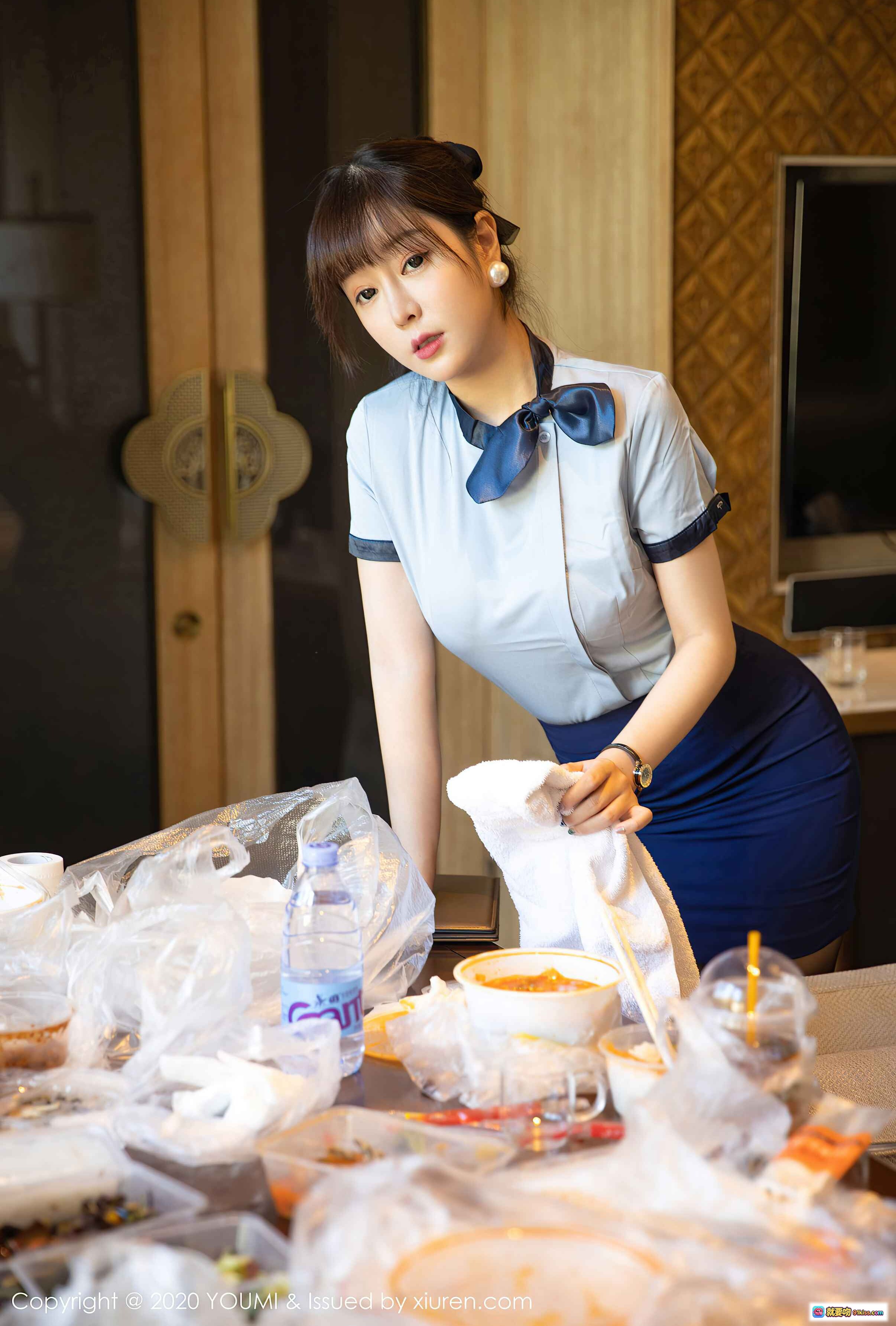 图片[8] - 王雨纯YOUMI尤蜜荟2020.10.23 VOL.544制服写真 灰色短袖黑领结搭配深蓝短裙 黑丝美腿手持棕色文件夹 温柔低头微笑 服务系主题摄影集 - 就要吻