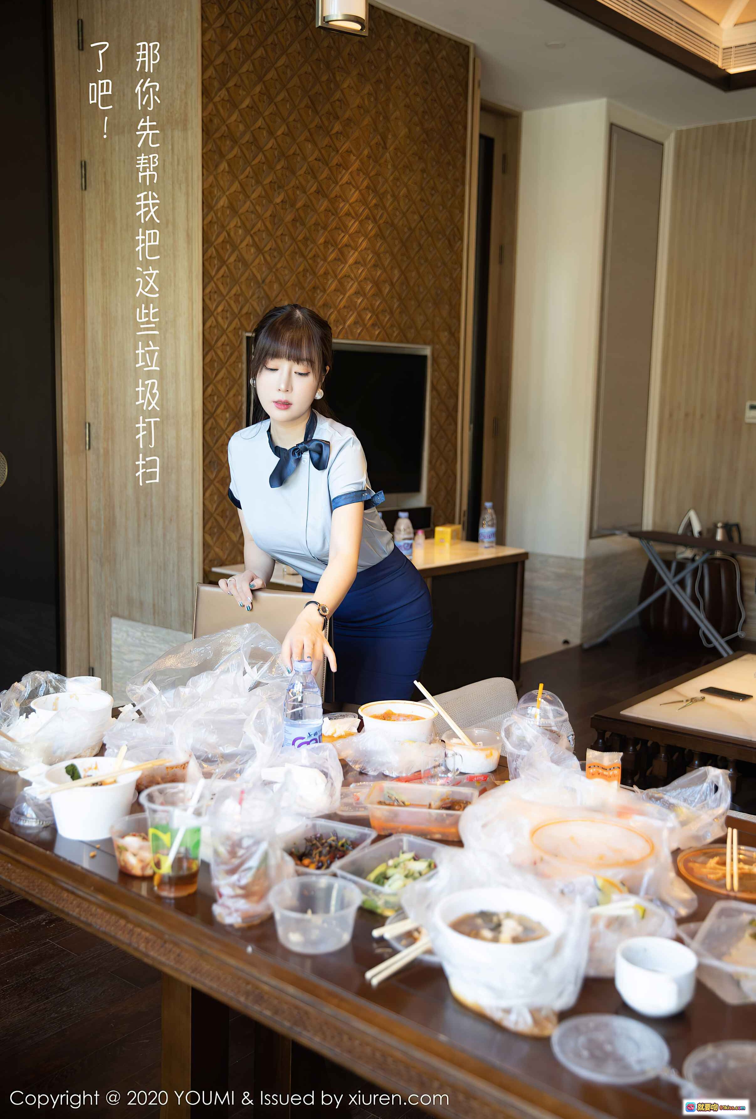 图片[2] - 王雨纯YOUMI尤蜜荟2020.10.23 VOL.544制服写真 灰色短袖黑领结搭配深蓝短裙 黑丝美腿手持棕色文件夹 温柔低头微笑 服务系主题摄影集 - 就要吻