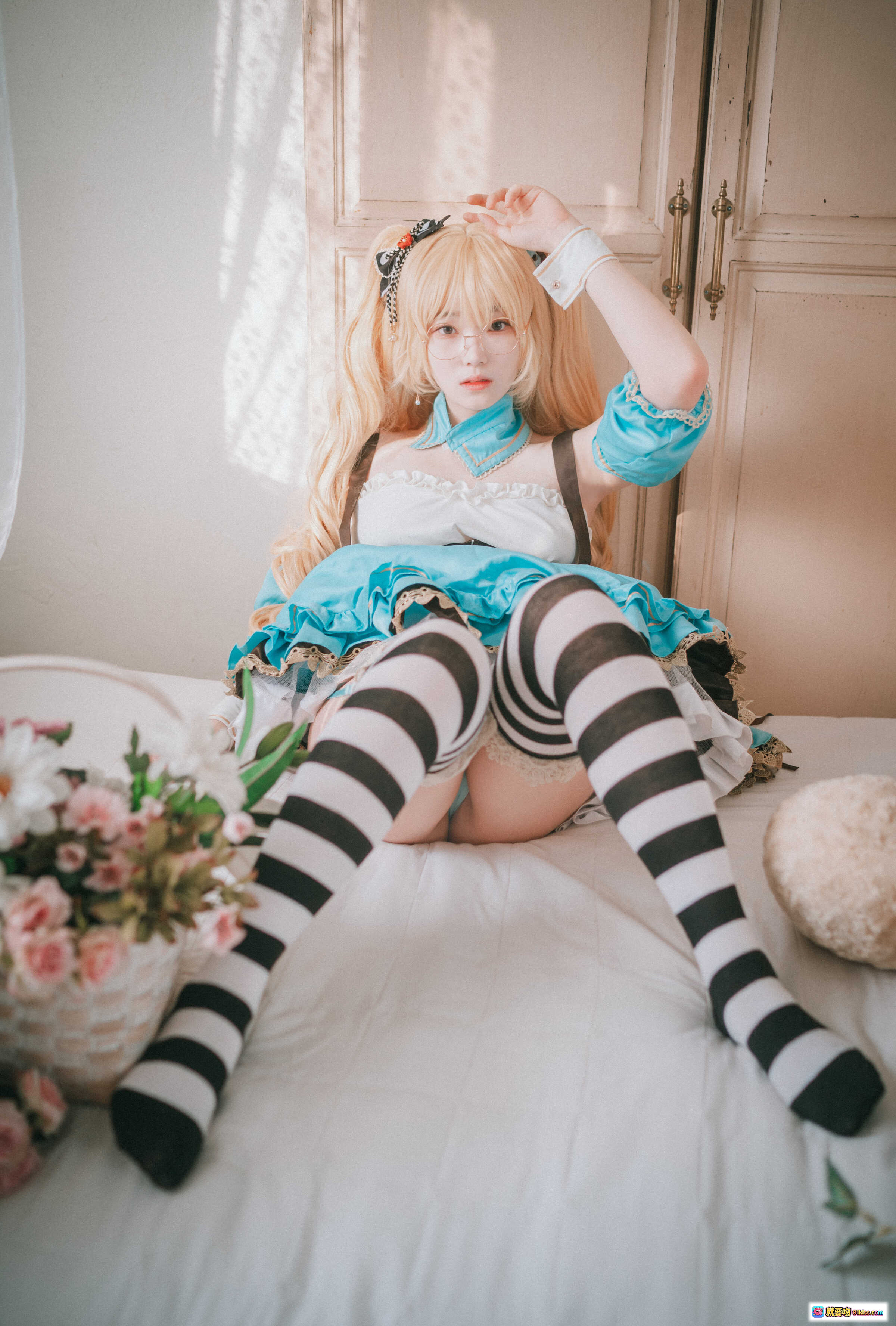 图片[1] - Bambi Alice戴眼镜cosplay写真｜蓝白洛丽塔裙+黑白条纹袜｜甜美少女风室内床拍 - 就要吻