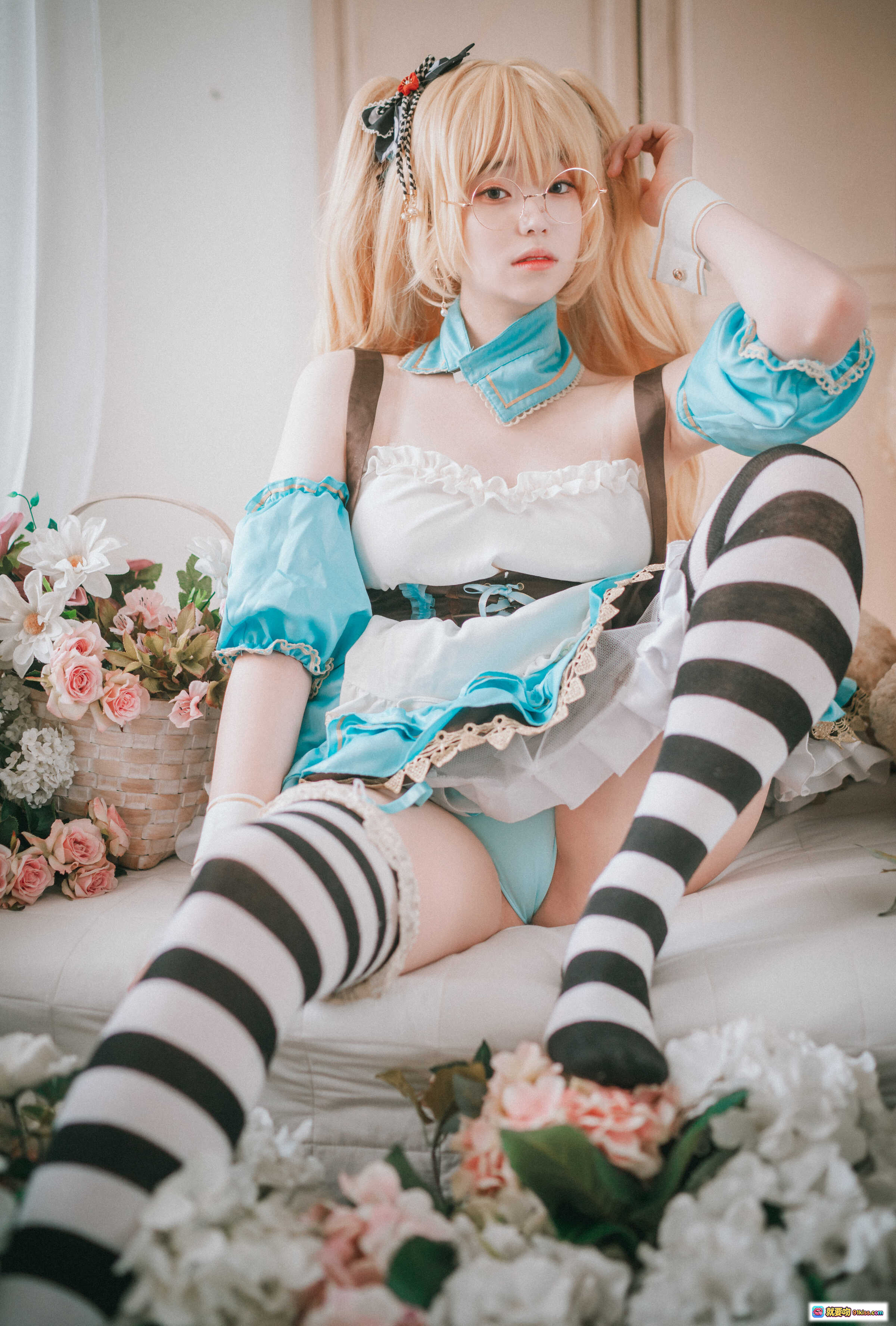 图片[7] - Bambi Alice戴眼镜cosplay写真｜蓝白洛丽塔裙+黑白条纹袜｜甜美少女风室内床拍 - 就要吻