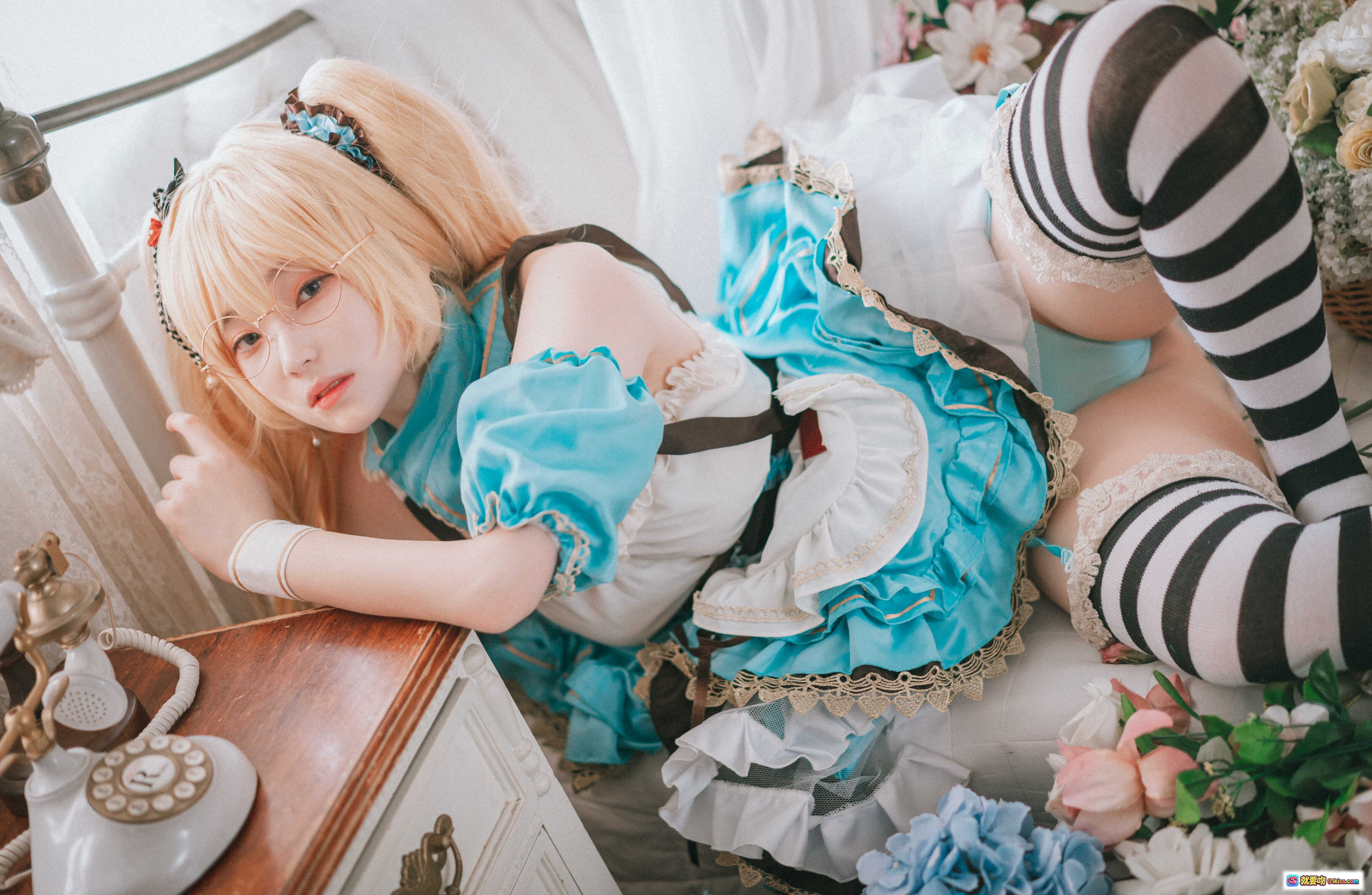 图片[3] - Bambi Alice戴眼镜cosplay写真｜蓝白洛丽塔裙+黑白条纹袜｜甜美少女风室内床拍 - 就要吻