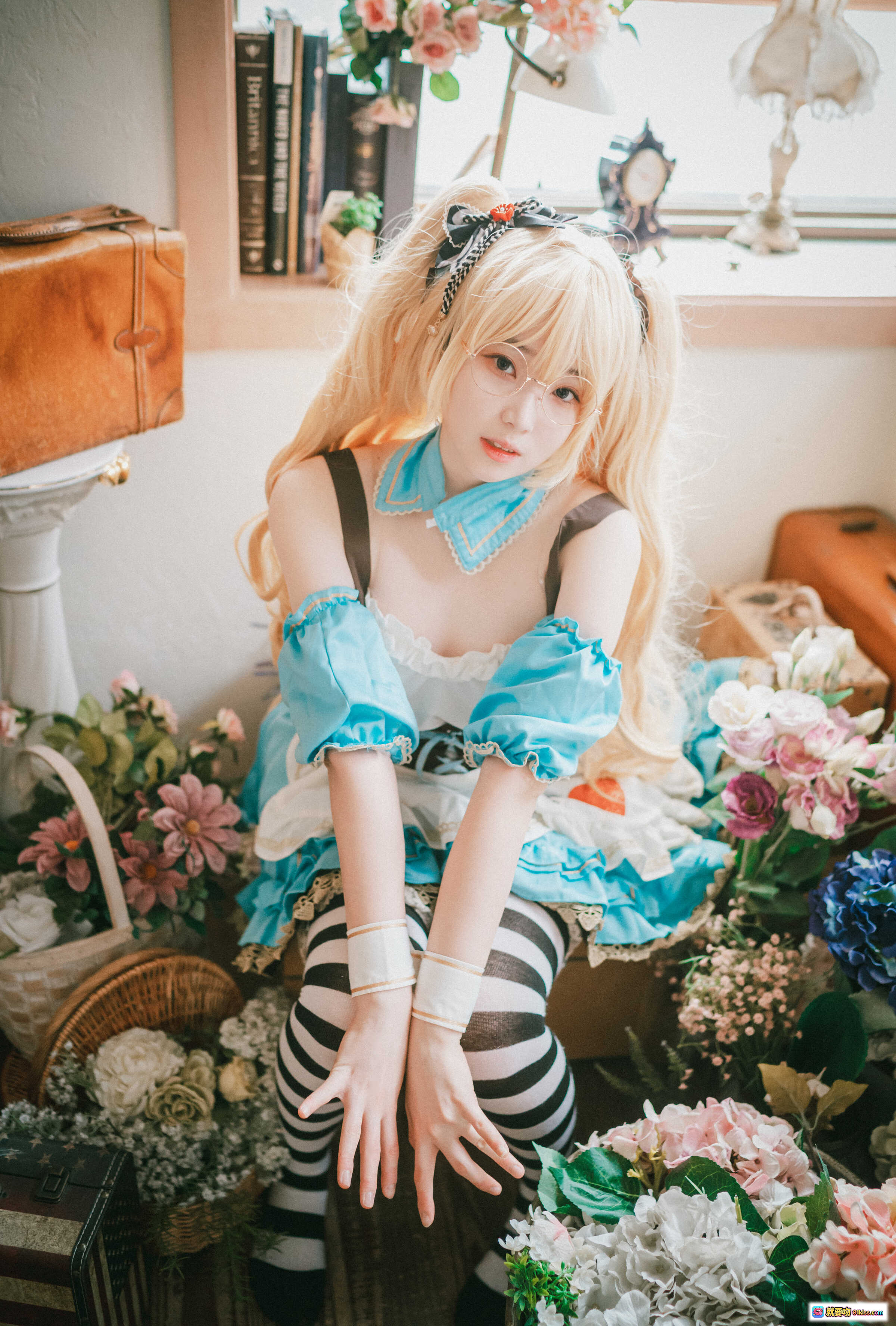 图片[9] - Bambi Alice戴眼镜cosplay写真｜蓝白洛丽塔裙+黑白条纹袜｜甜美少女风室内床拍 - 就要吻
