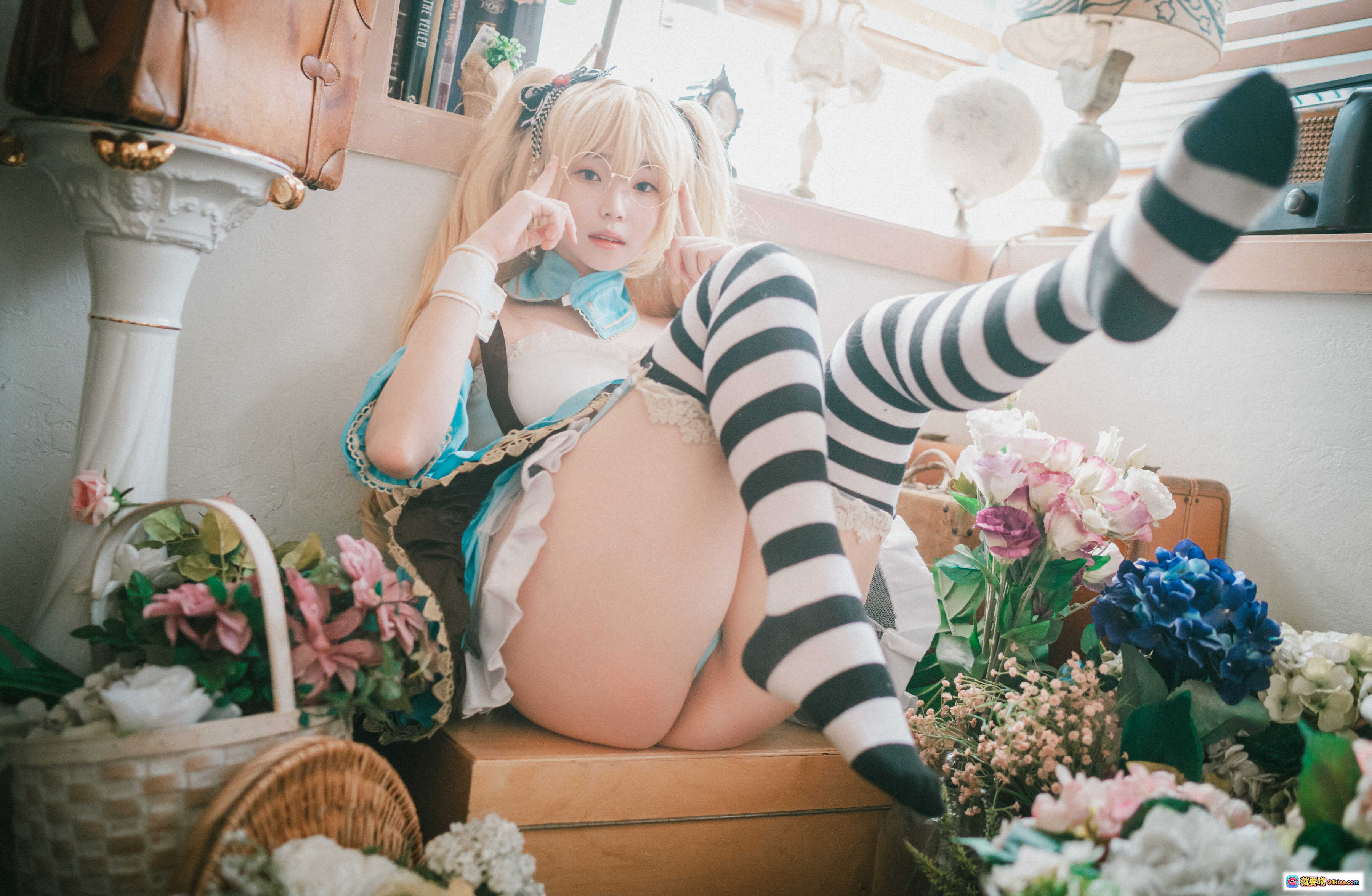 图片[5] - Bambi Alice戴眼镜cosplay写真｜蓝白洛丽塔裙+黑白条纹袜｜甜美少女风室内床拍 - 就要吻
