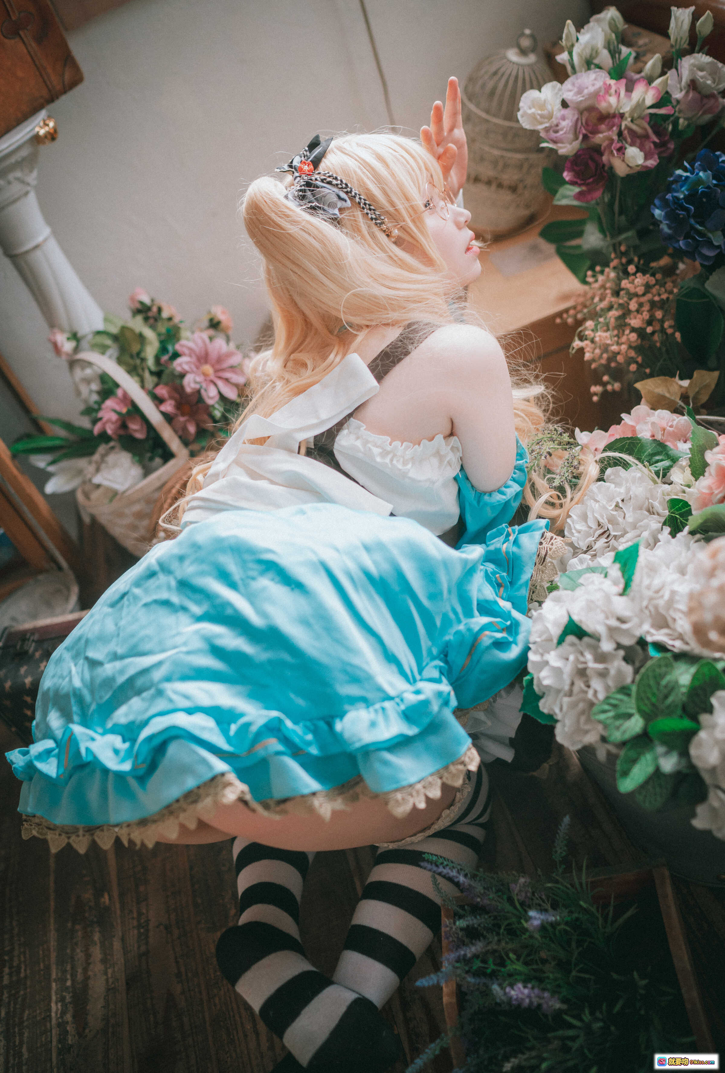 图片[8] - Bambi Alice戴眼镜cosplay写真｜蓝白洛丽塔裙+黑白条纹袜｜甜美少女风室内床拍 - 就要吻