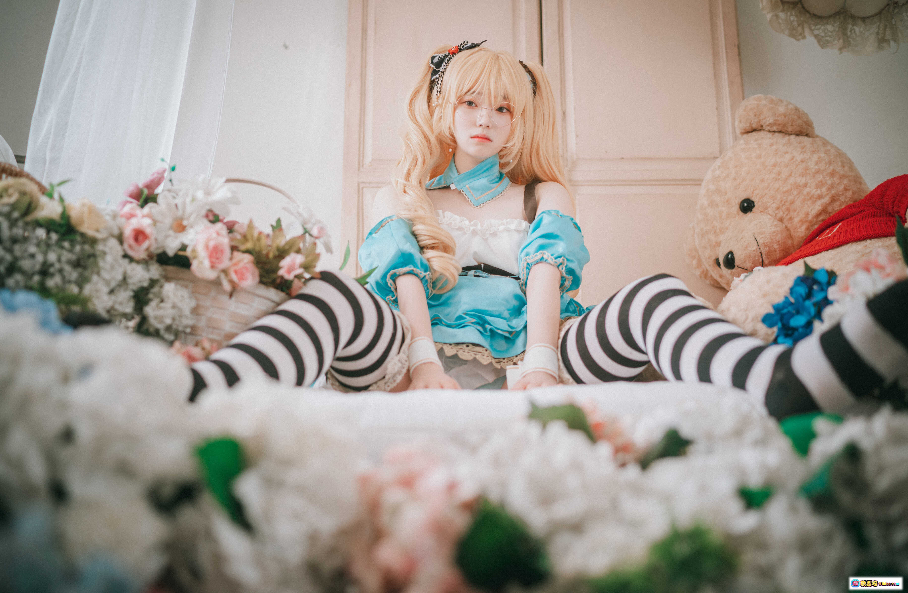 图片[4] - Bambi Alice戴眼镜cosplay写真｜蓝白洛丽塔裙+黑白条纹袜｜甜美少女风室内床拍 - 就要吻