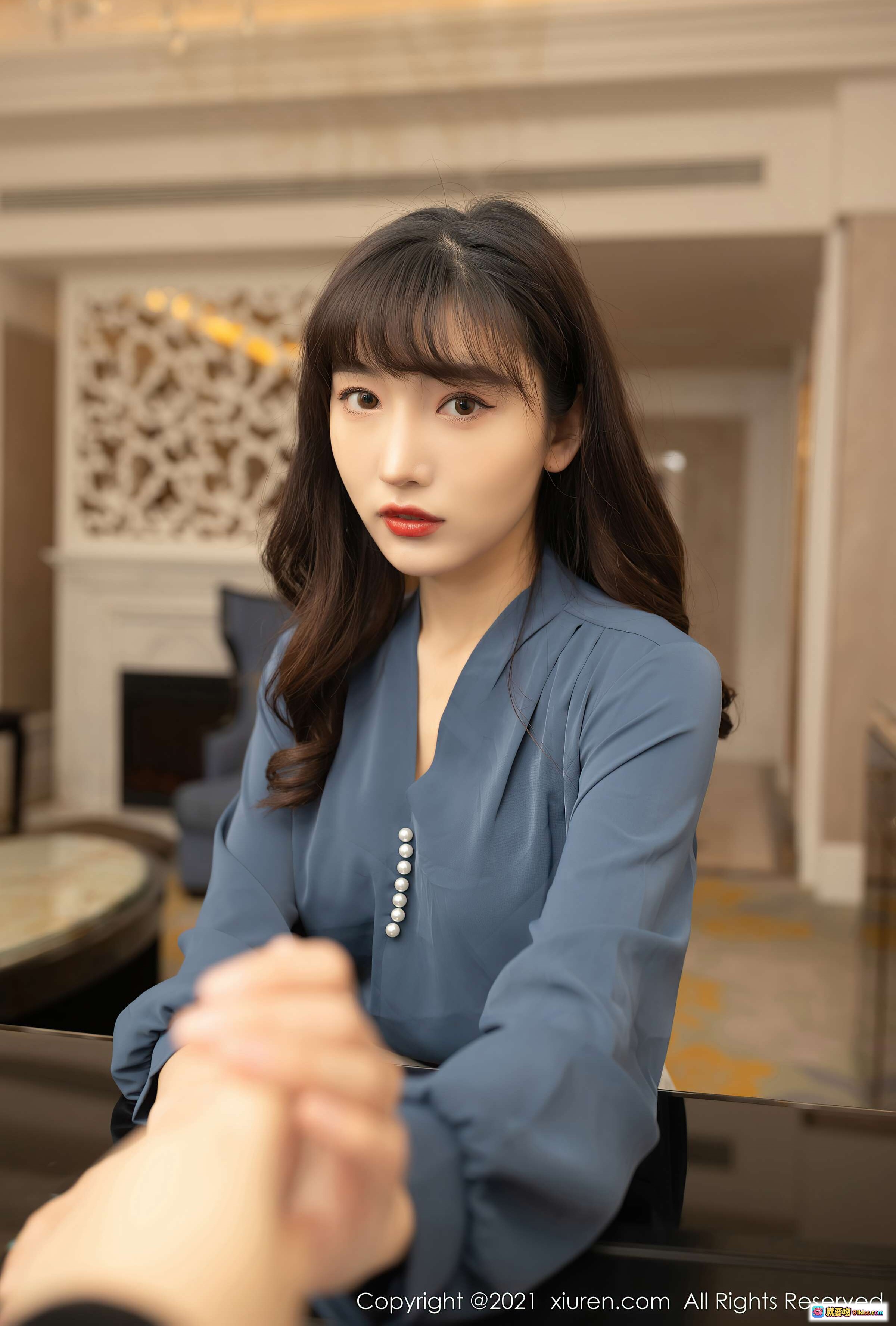 图片[6] - 陆萱萱职场OL风写真｜蓝色V领衬衫+白色短裙+黑丝美腿｜室内办公场景优雅性感造型 - 就要吻