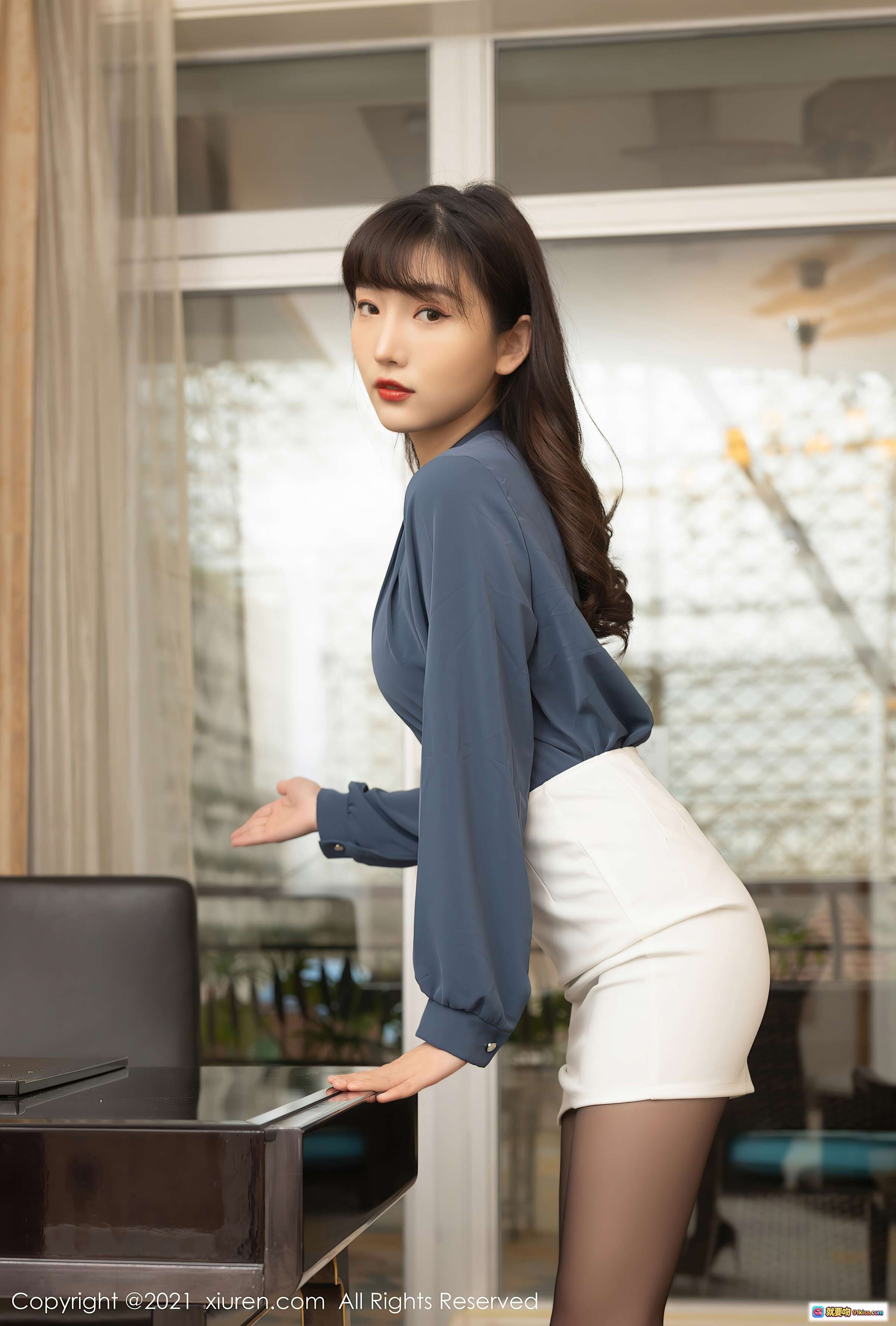 图片[10] - 陆萱萱职场OL风写真｜蓝色V领衬衫+白色短裙+黑丝美腿｜室内办公场景优雅性感造型 - 就要吻